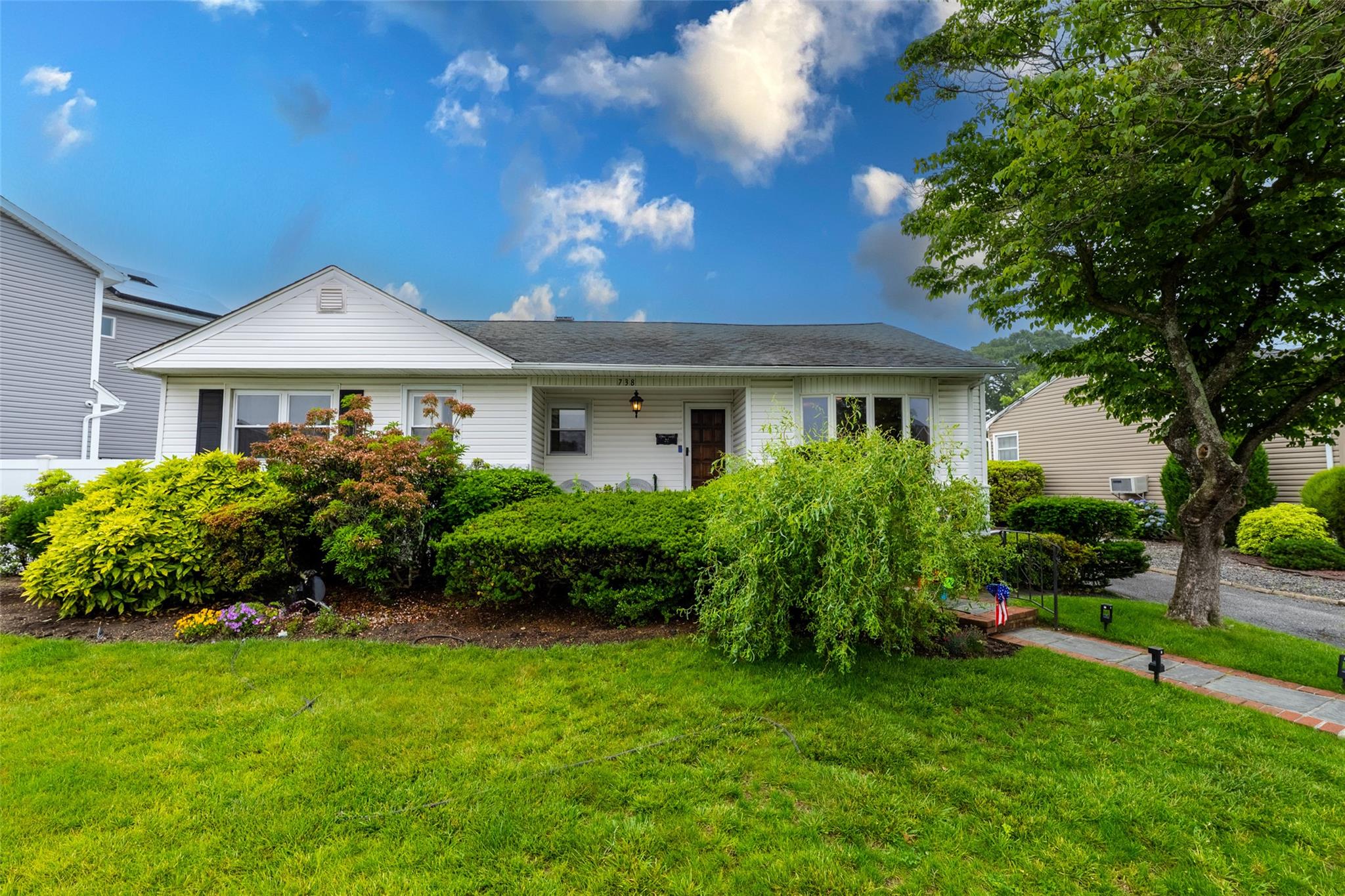 738 Carlyle Avenue Property Photo 1