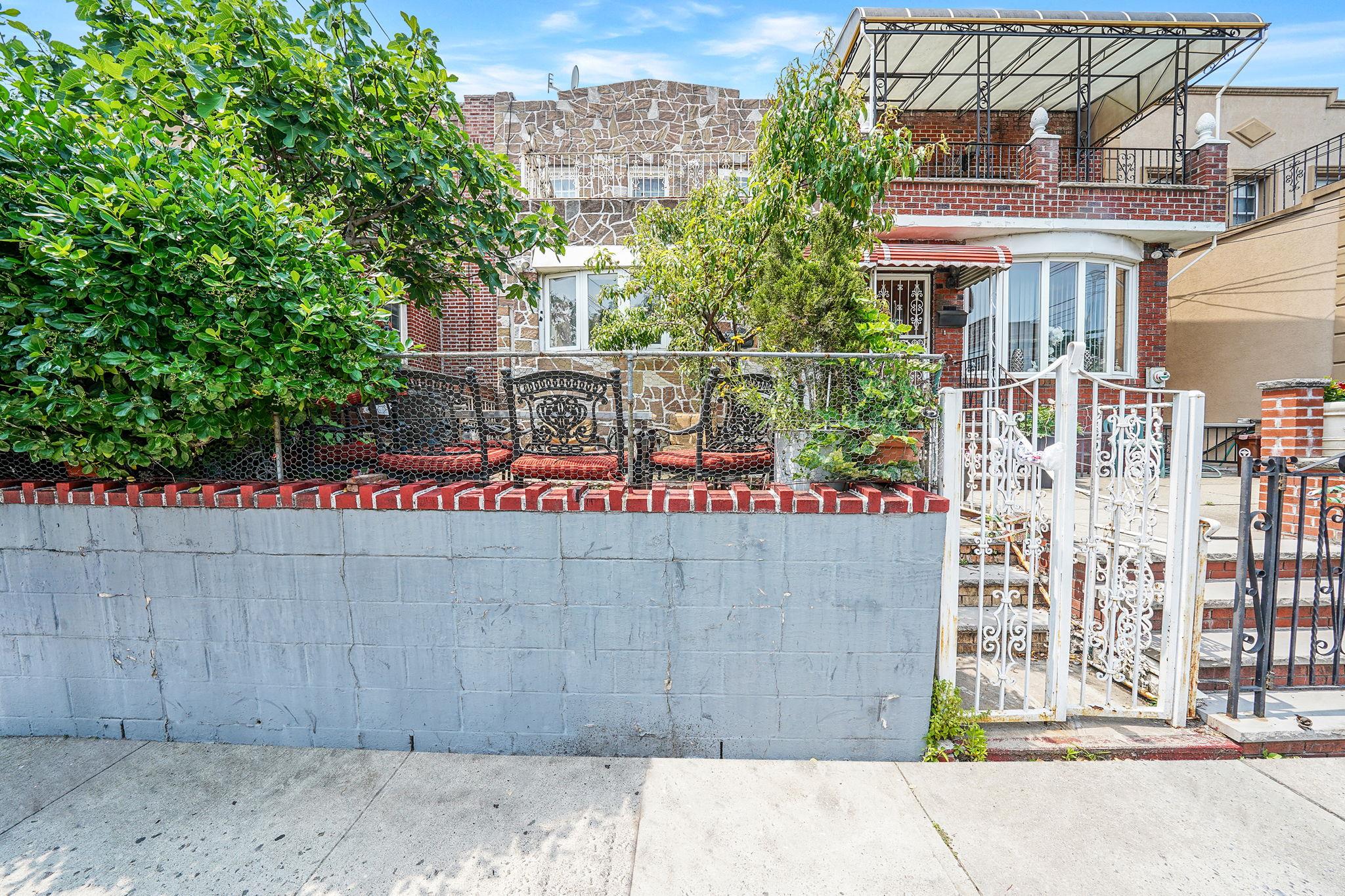 2168 37th Street Property Photo 2