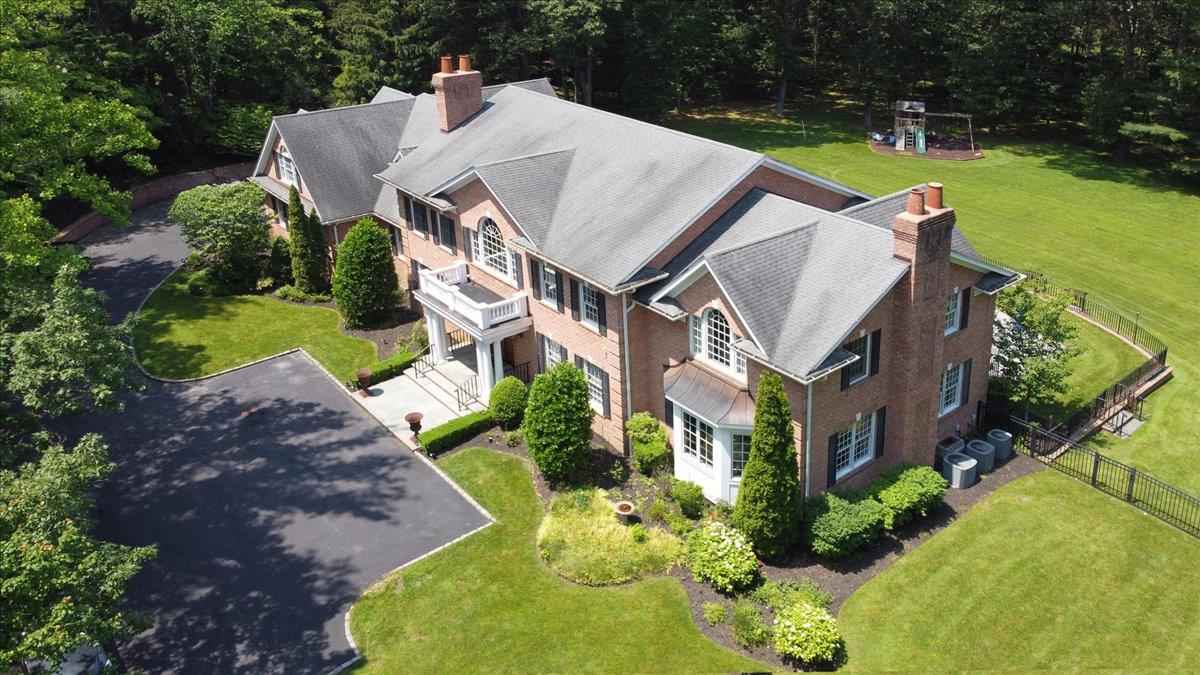 1616 Stewart Lane Property Photo 3