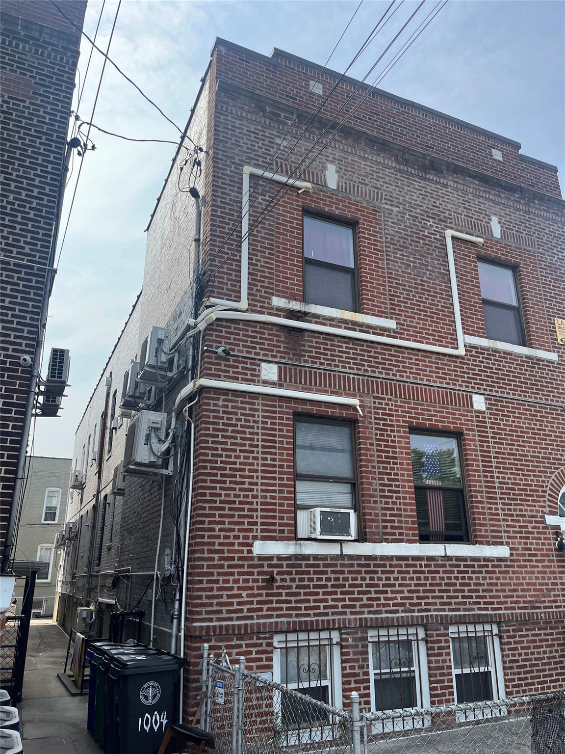 1004 Rhinelander Avenue Property Photo 4