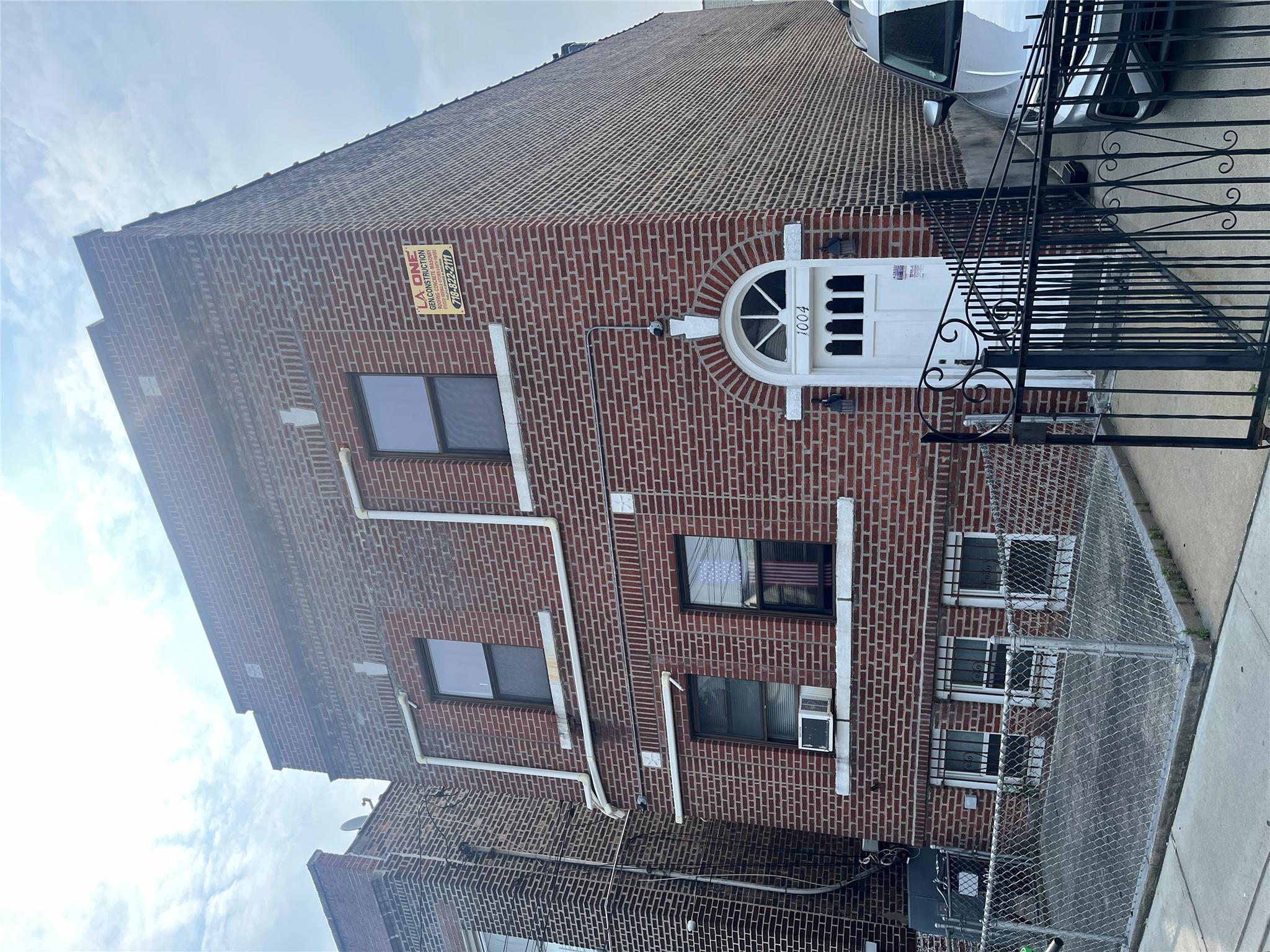 1004 Rhinelander Avenue Property Photo 5