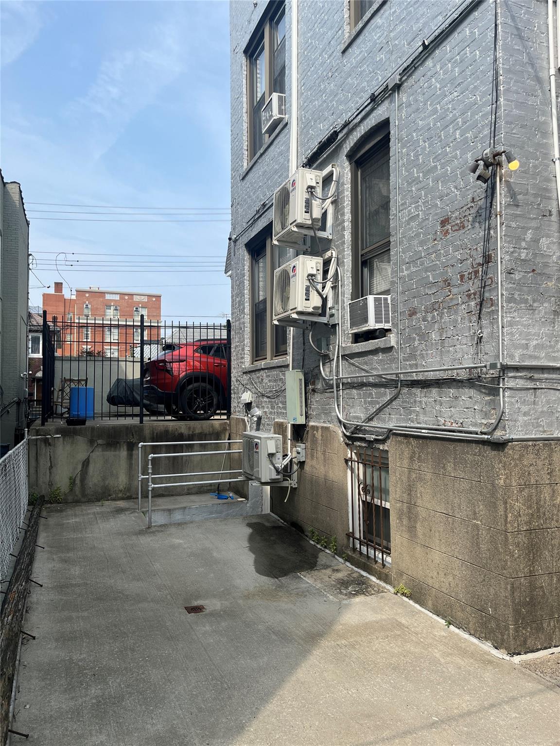 1004 Rhinelander Avenue Property Photo 8