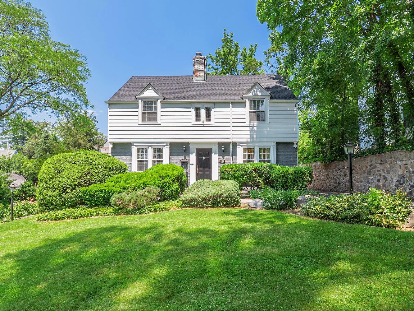 221 Manhasset Avenue Property Photo 1