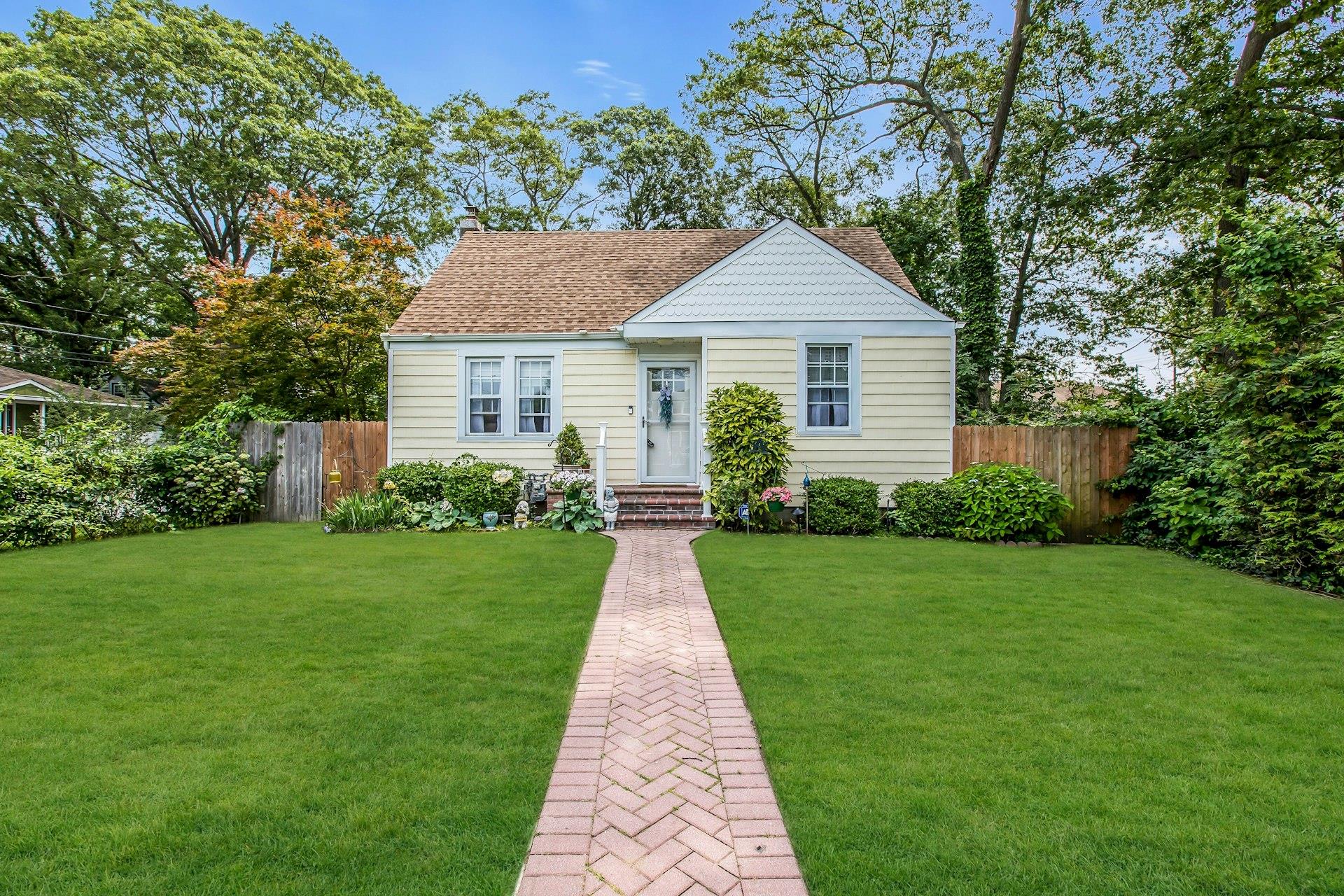 15 Robbins Avenue Property Photo 1
