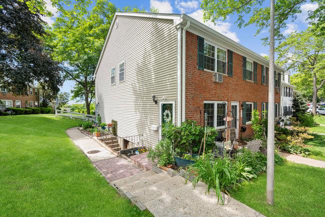901 Towne House Village Property Photo 1