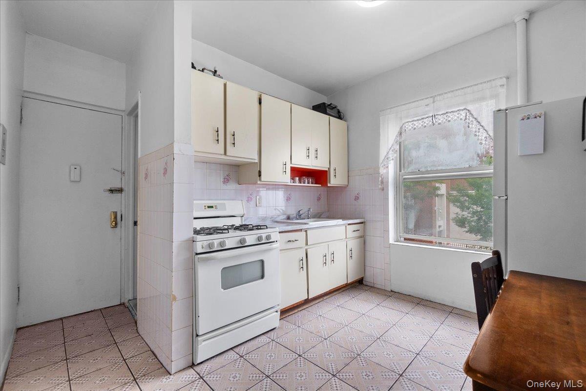 560 E 189th Street Property Photo 5
