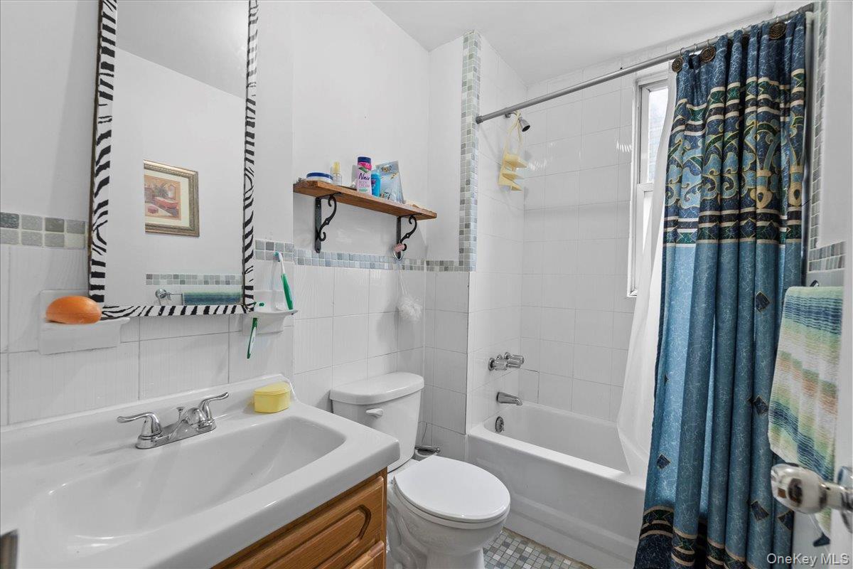 560 E 189th Street Property Photo 11