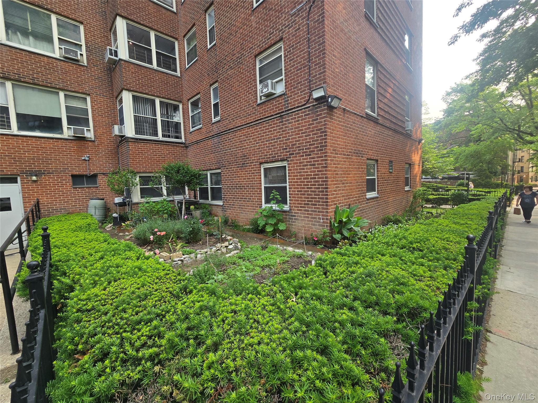 3845 Sedgwick Avenue Property Photo 6