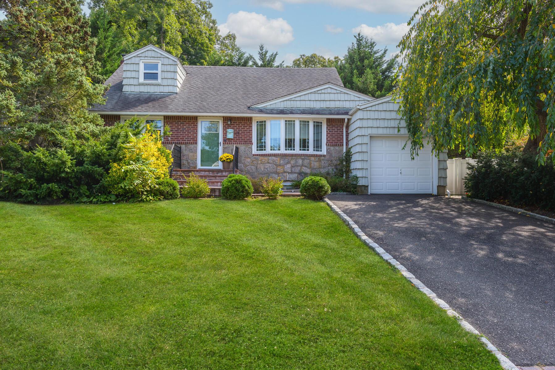 18 Longfellow Drive Property Photo 1