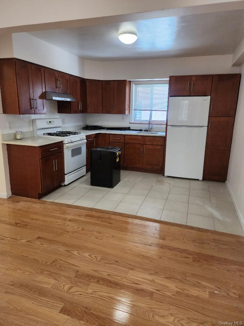 211-52 46 Rd Property Photo 4