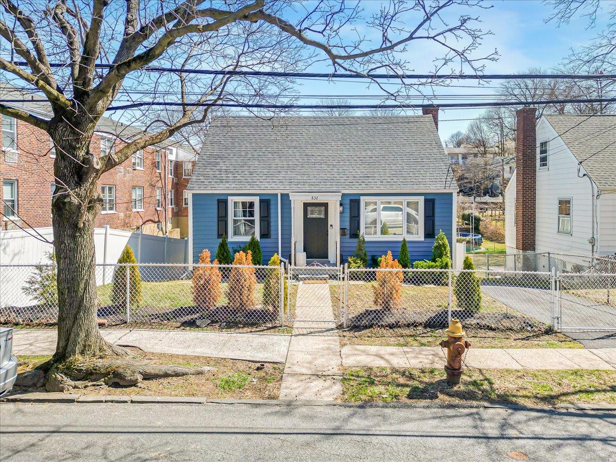 832 Palisade Avenue Property Photo 1