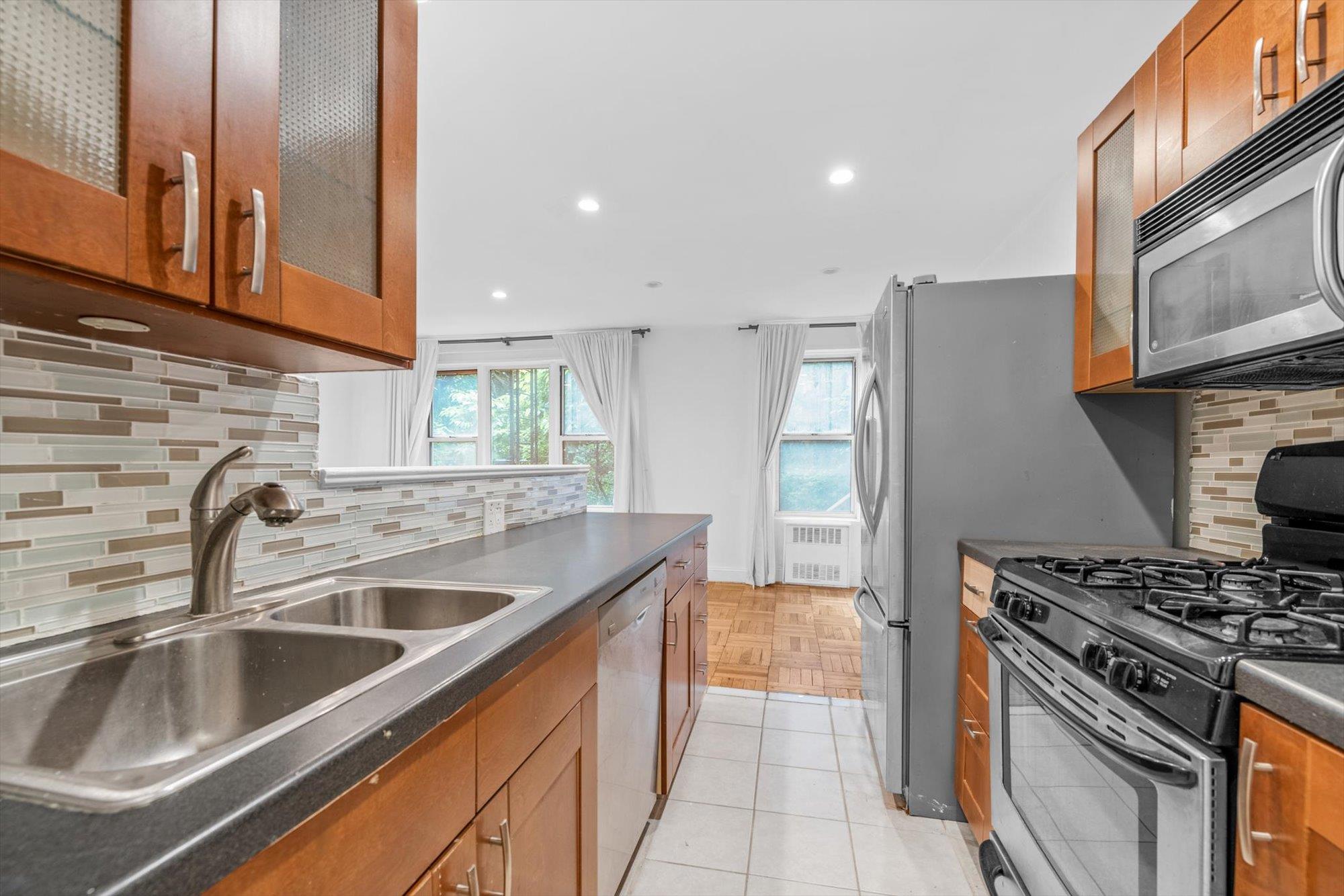5425 Valles Avenue 1l Property Photo 1