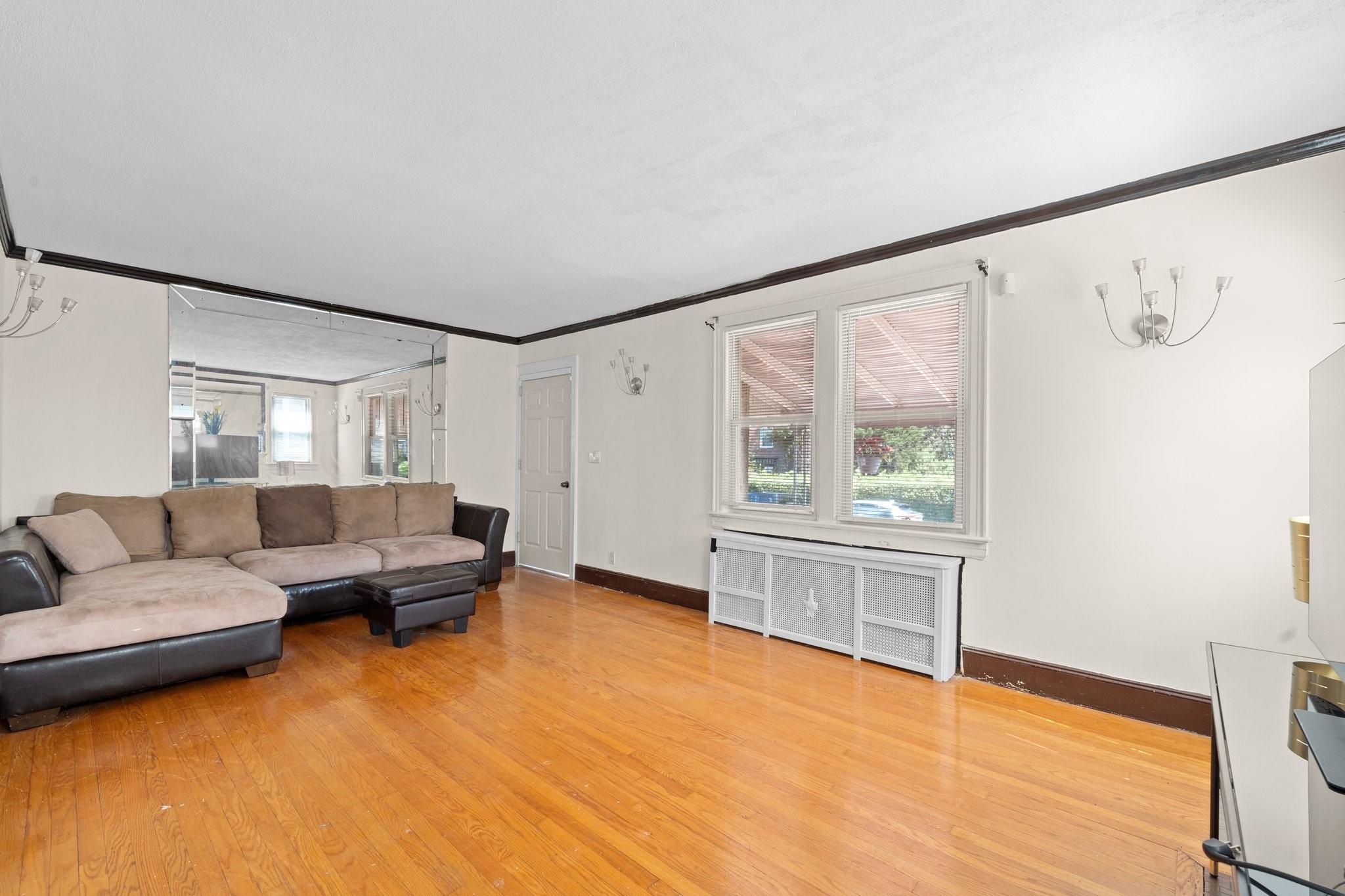 189-18 114 Drive Property Photo 6