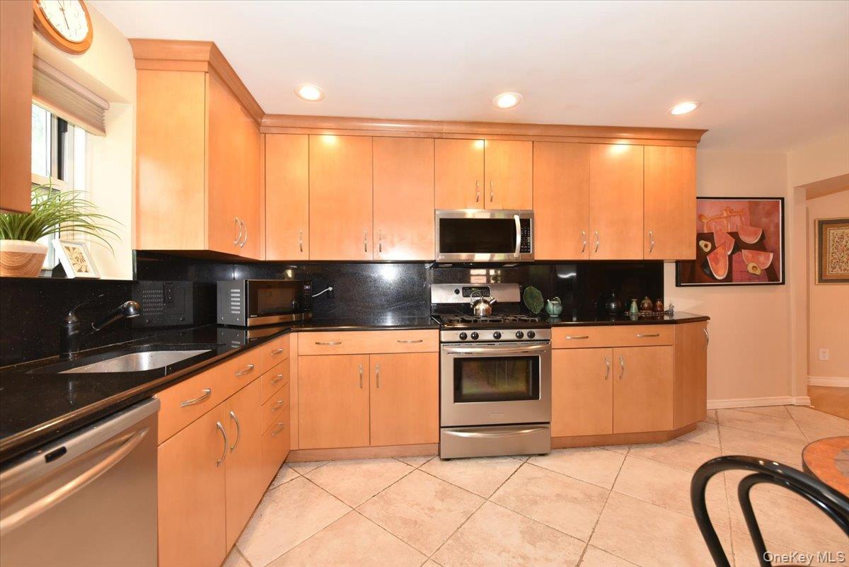 180 S Middle Neck Road 1-q Property Photo 3