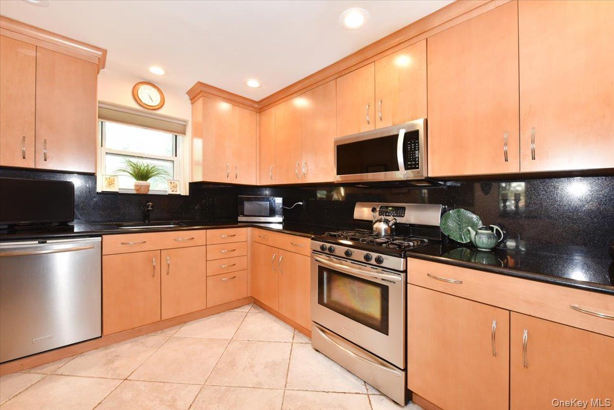 180 S Middle Neck Road 1-q Property Photo 4