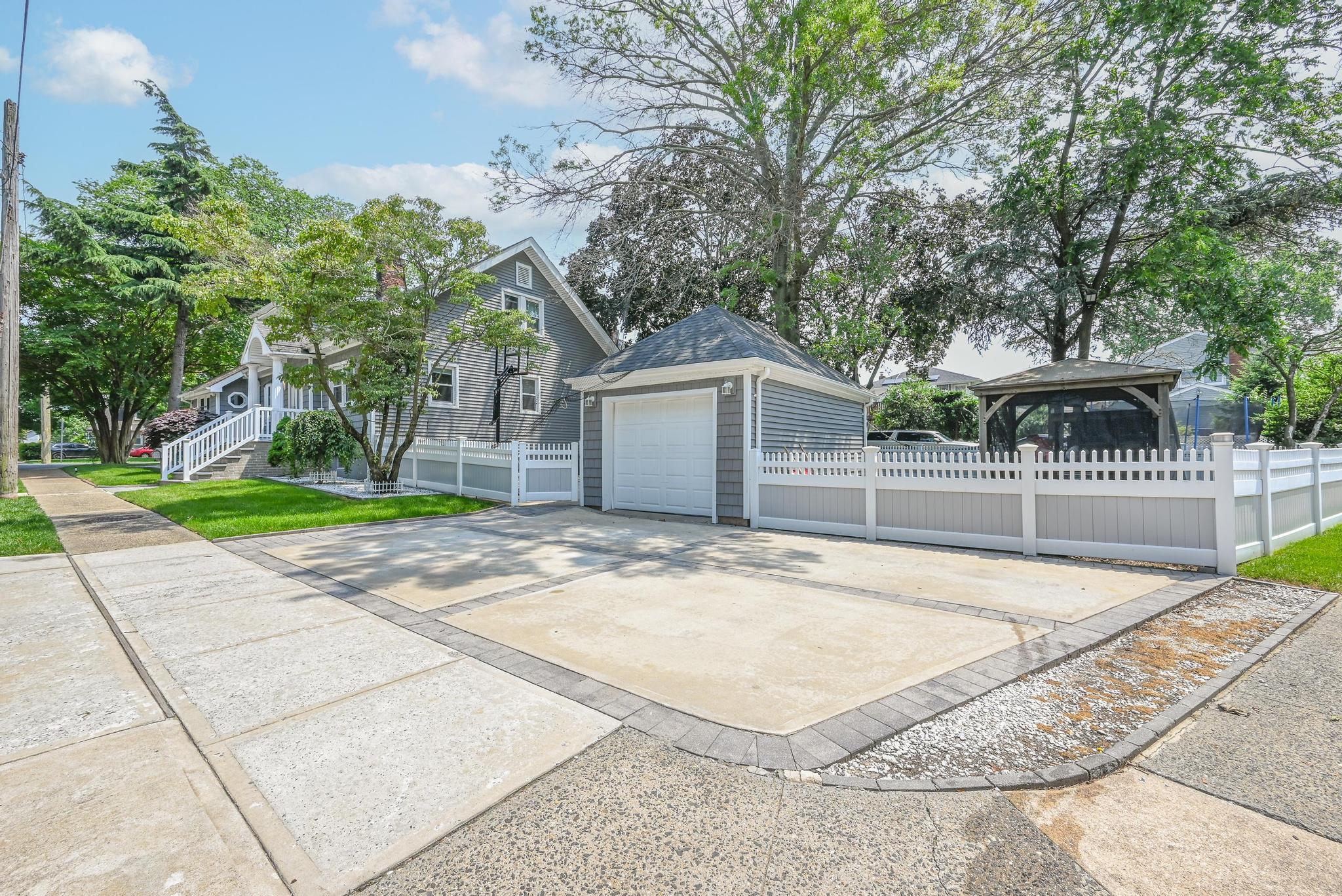 36 W Saint Marks Place Property Photo 3