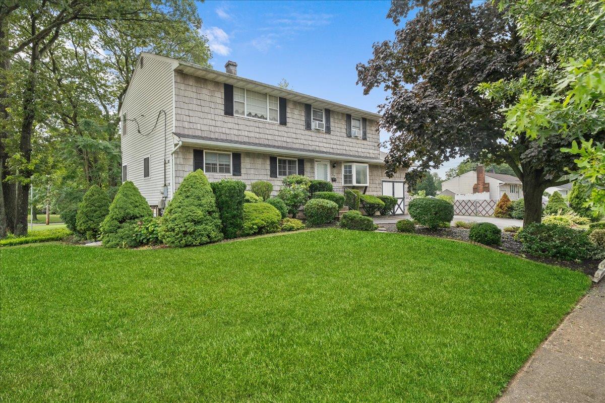 635 Connetquot Avenue Property Photo 1
