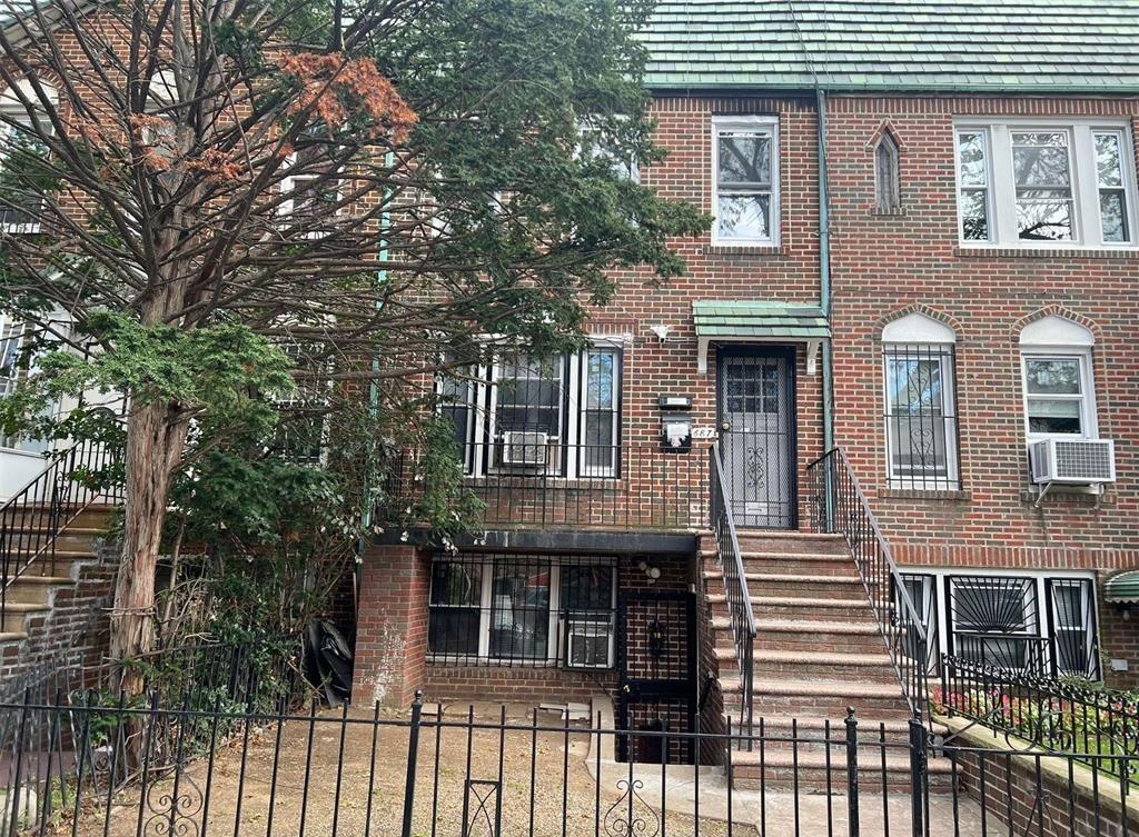 687 E 42nd St Property Photo 1