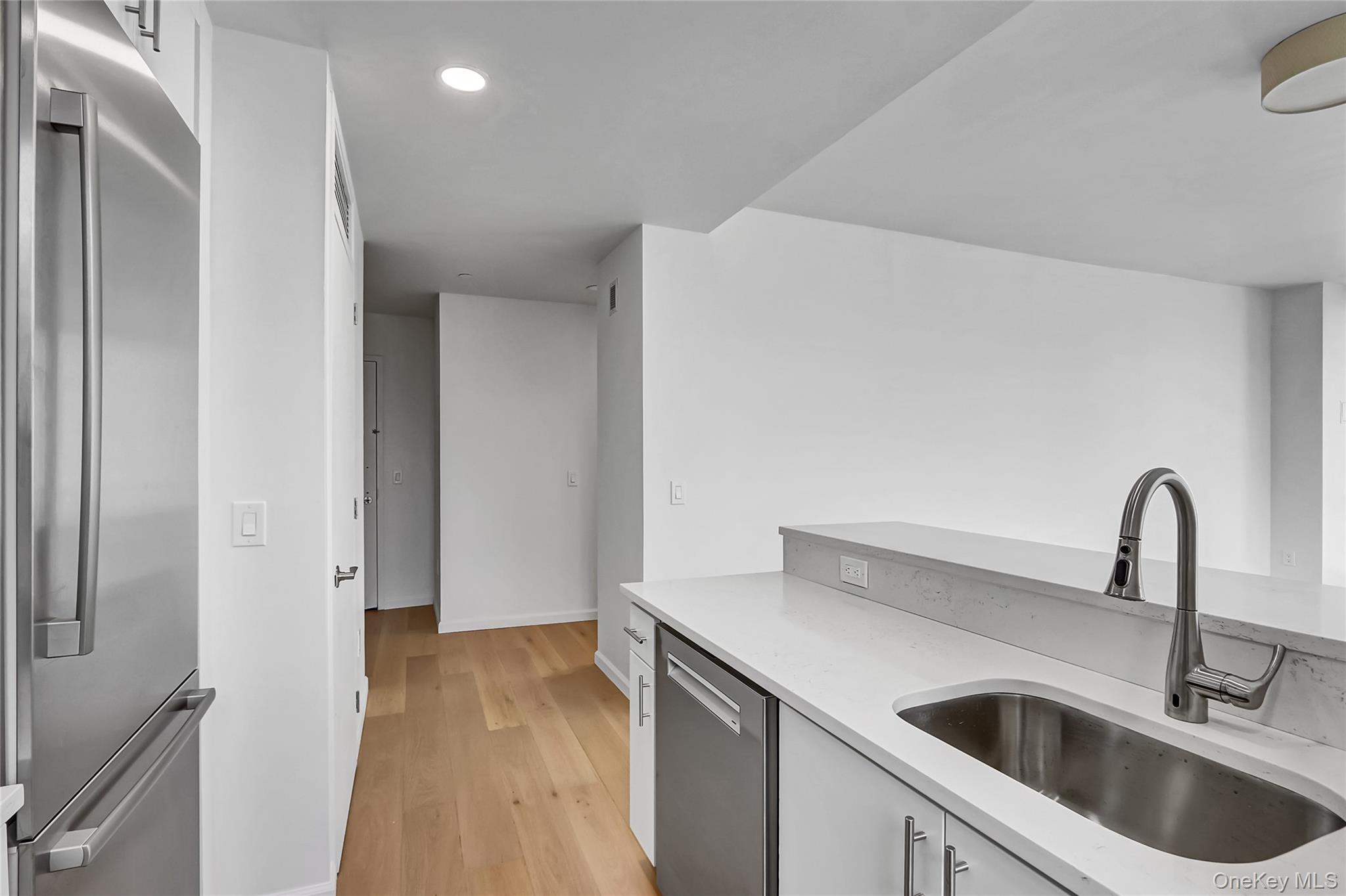 635 W 42nd Street 7a Property Photo 18