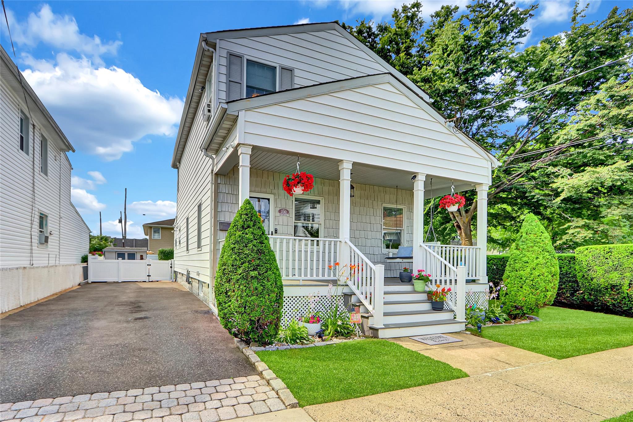 230 Mineola Avenue Property Photo 1