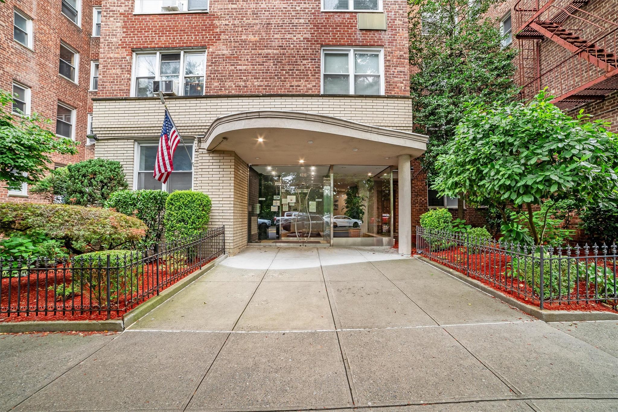 4295 Webster Avenue 5j Property Photo 1