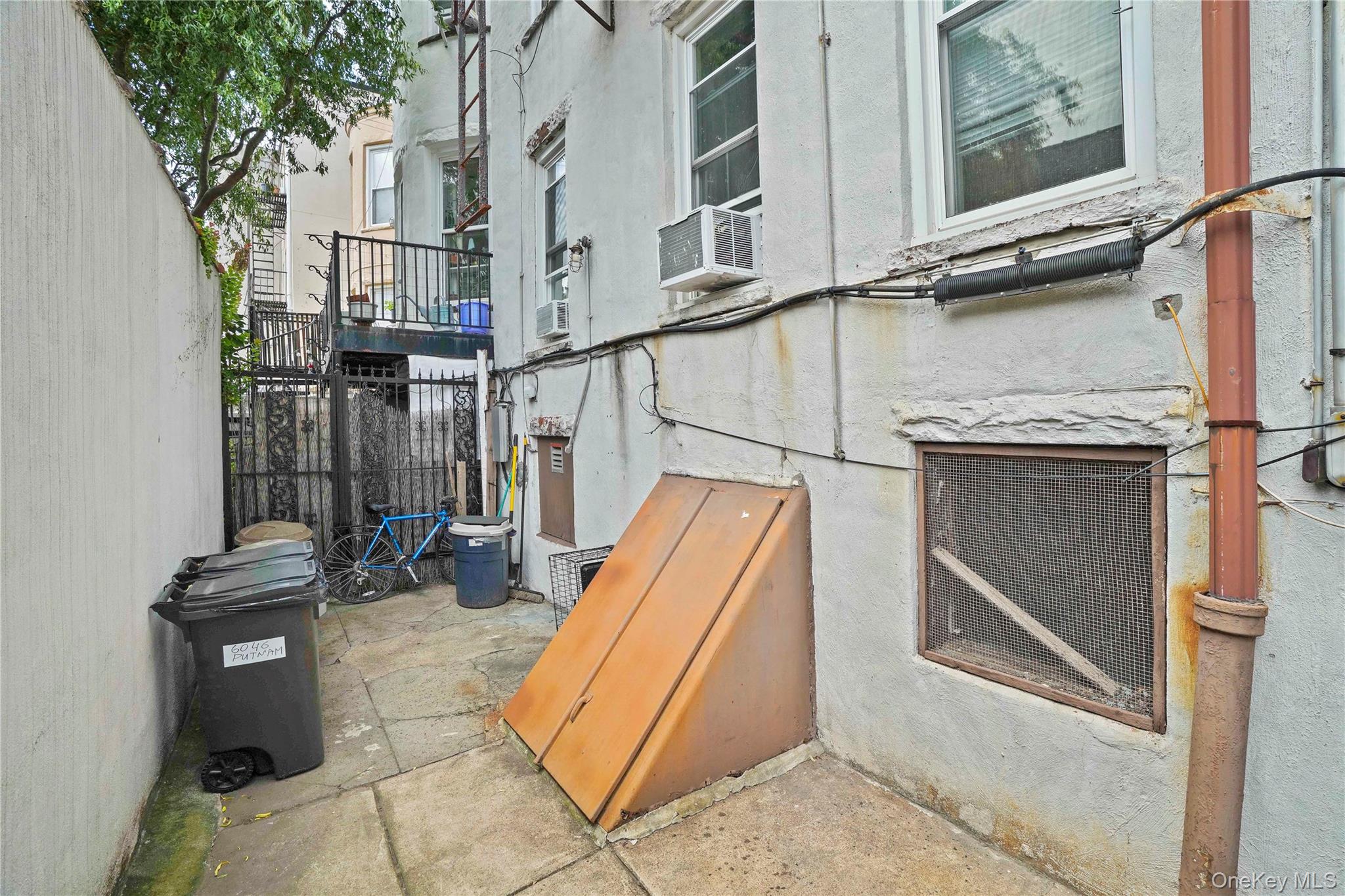 6046 Putnam Avenue Property Photo 36