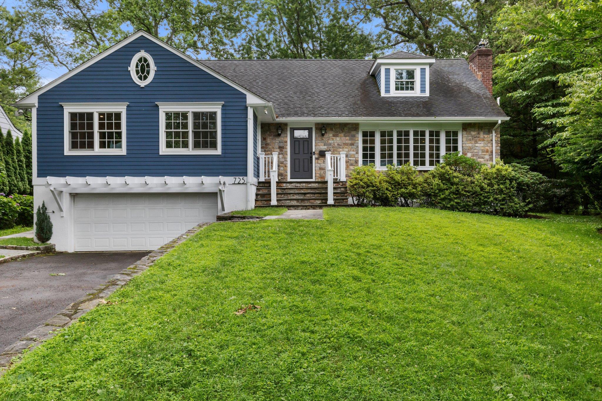 725 The Parkway Property Photo 1