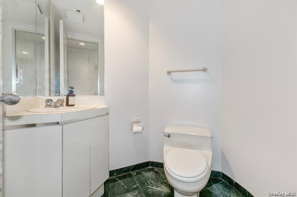 88 Cuttermill Road 112 Property Photo 6