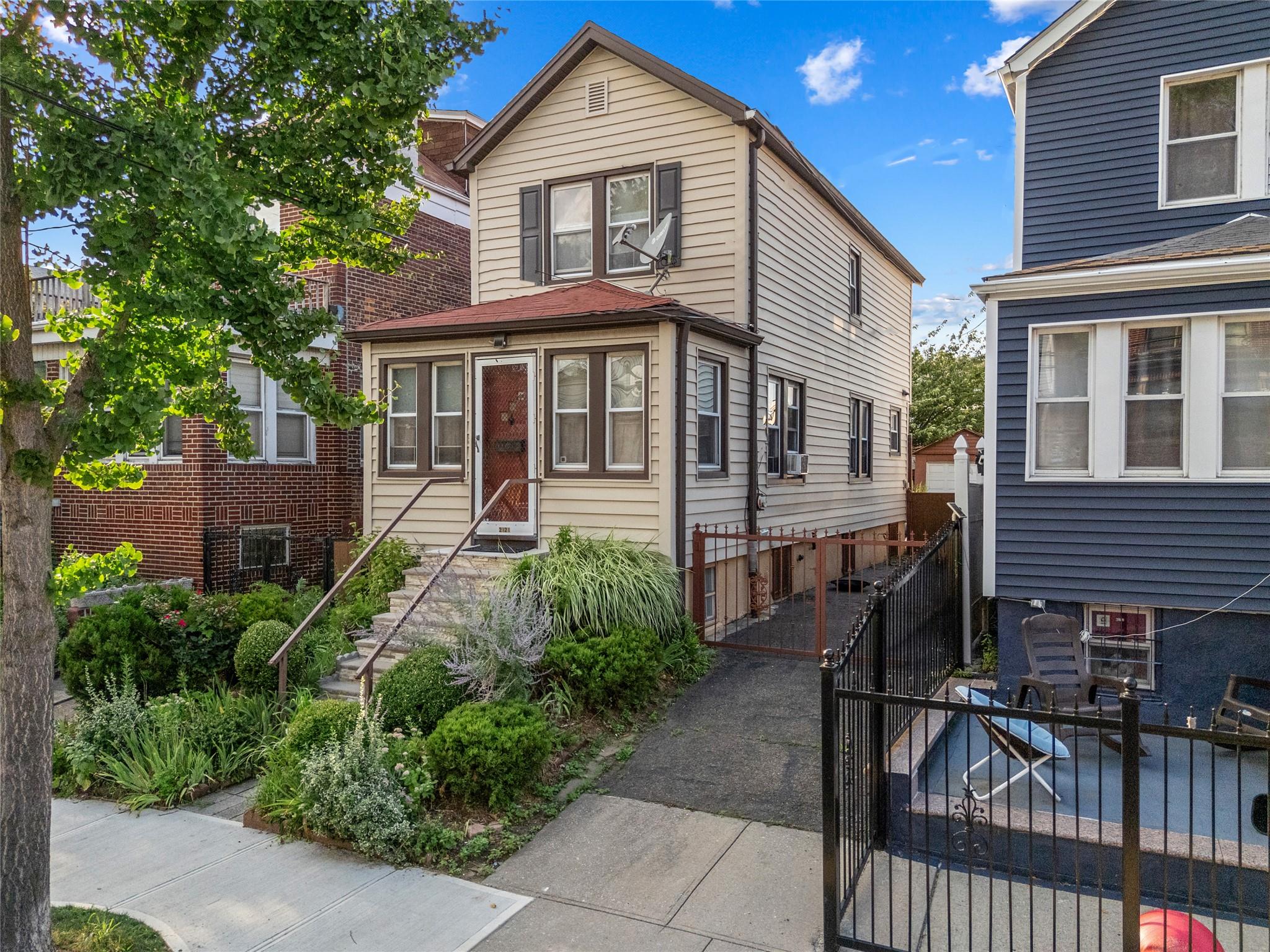 2121 Quimby Avenue Property Photo 1