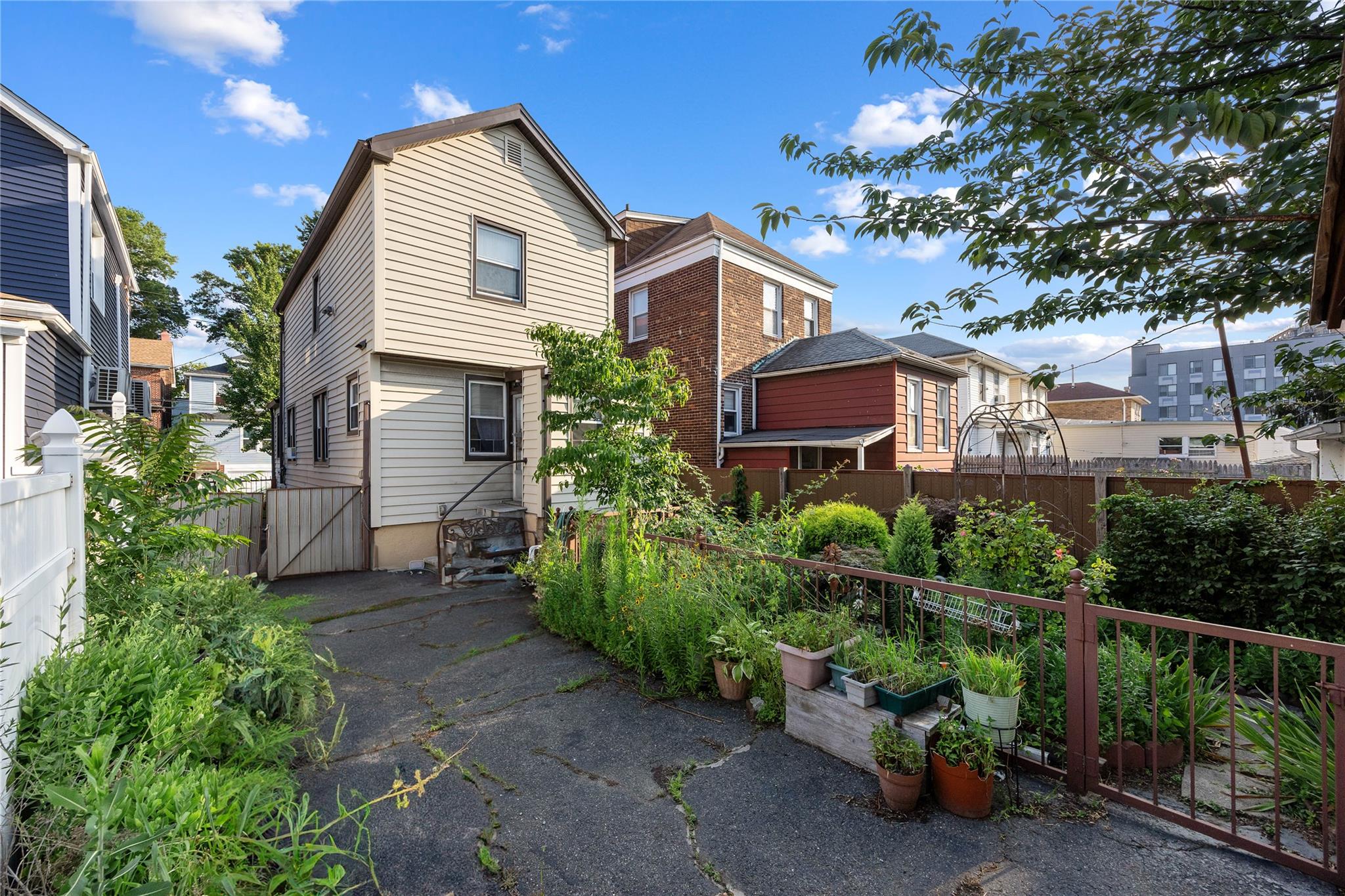 2121 Quimby Avenue Property Photo 4