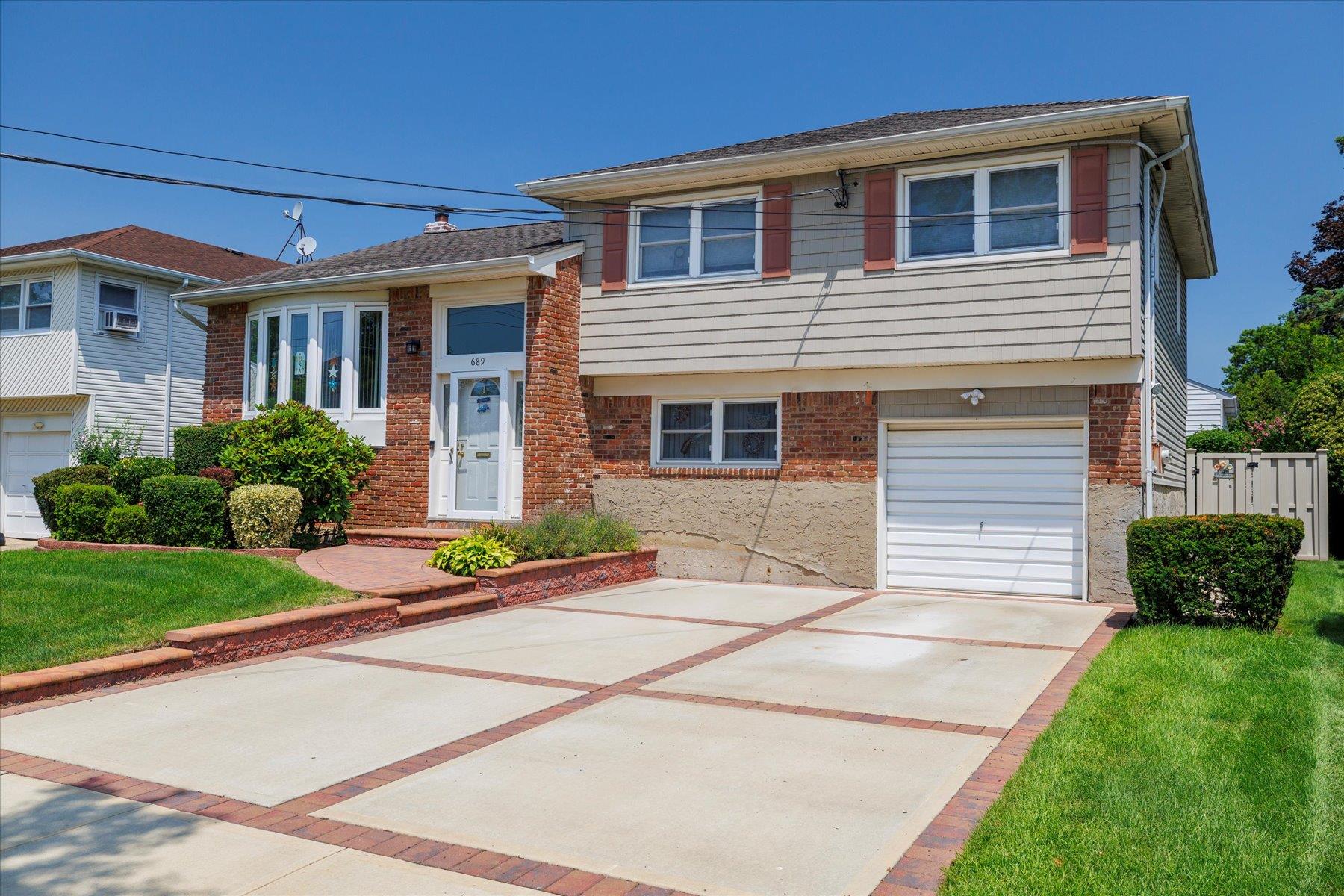 689 Allwyn Street Property Photo 1