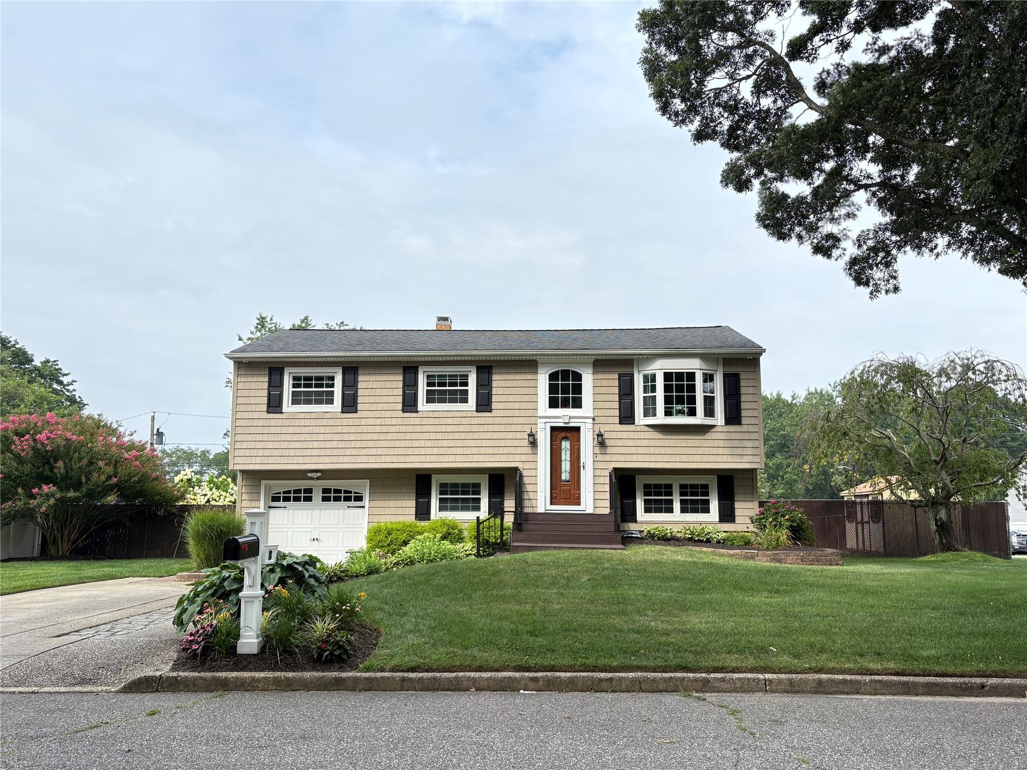 18 Hofstra Drive Property Photo 1