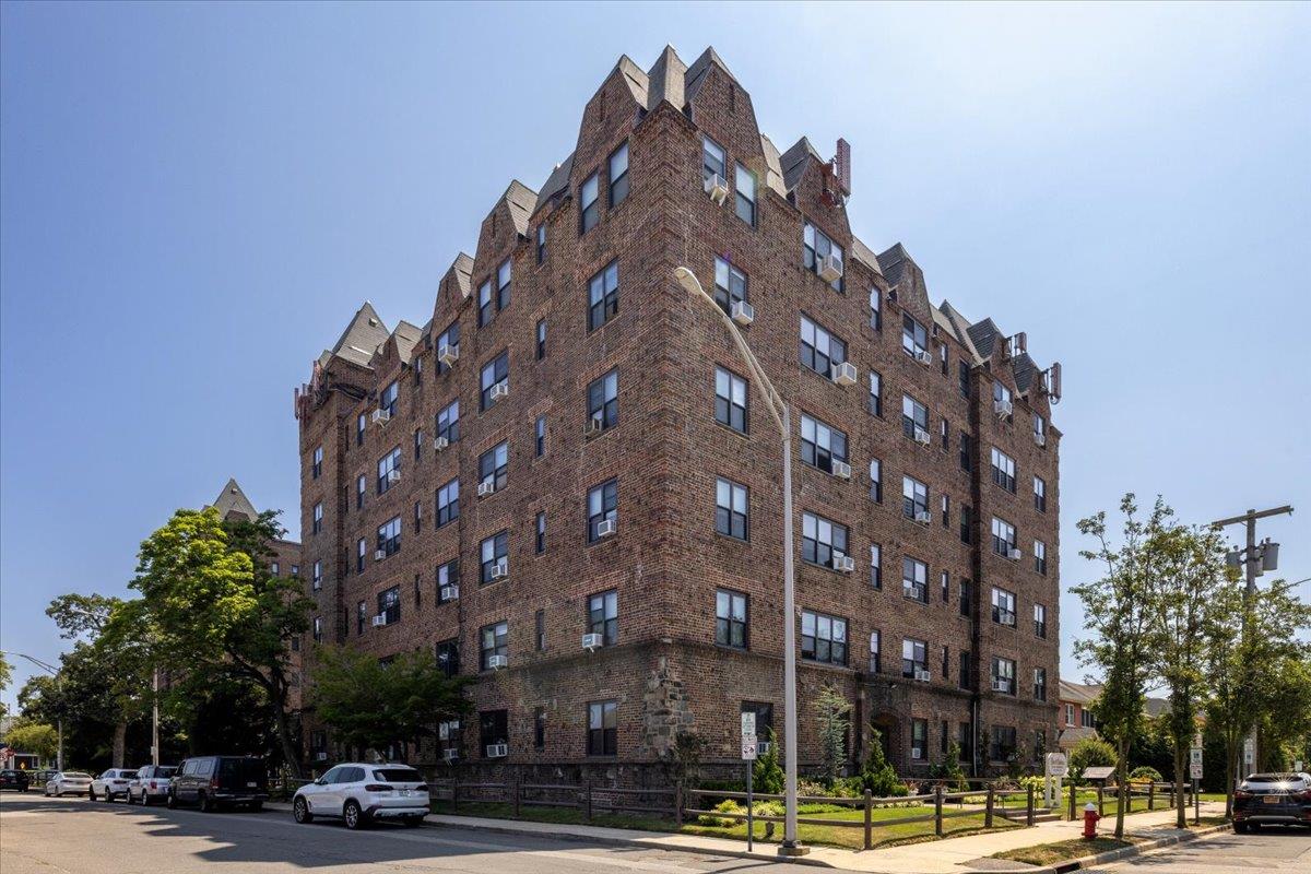 141 Wyckoff Place 2E Property Photo 1