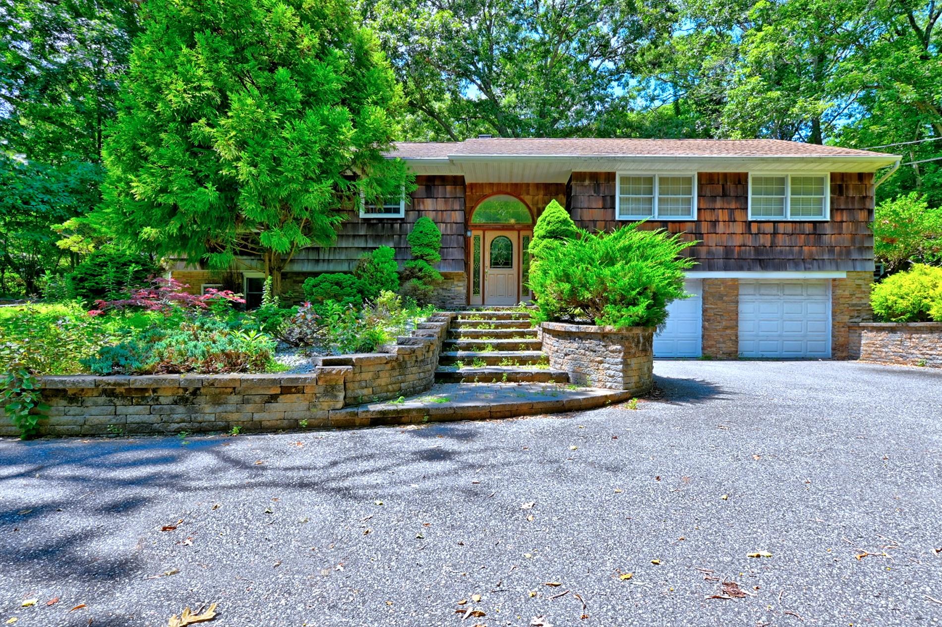 423 S Country Road Property Photo 1