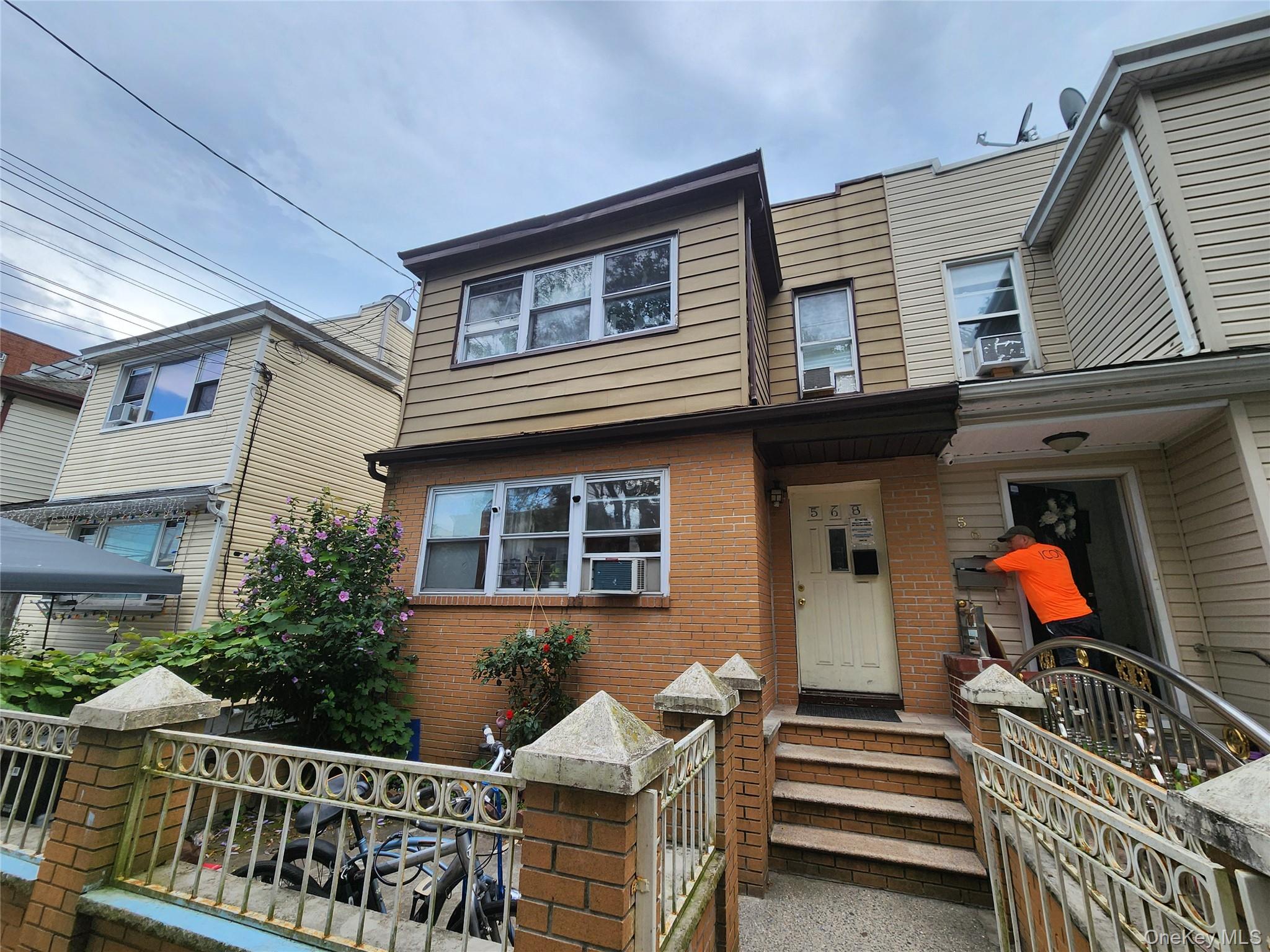568 Drew Street Property Photo 1