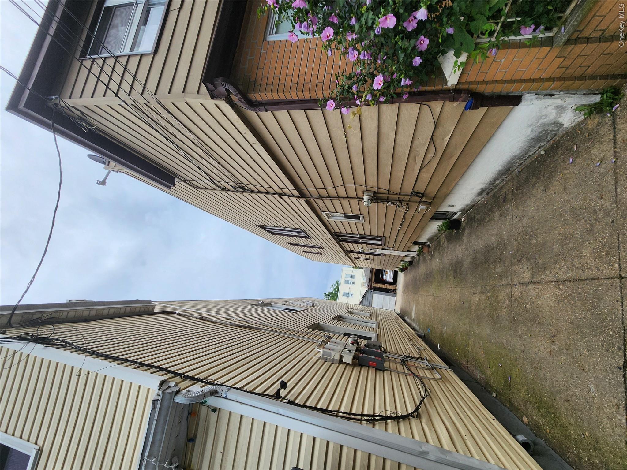 568 Drew Street Property Photo 2