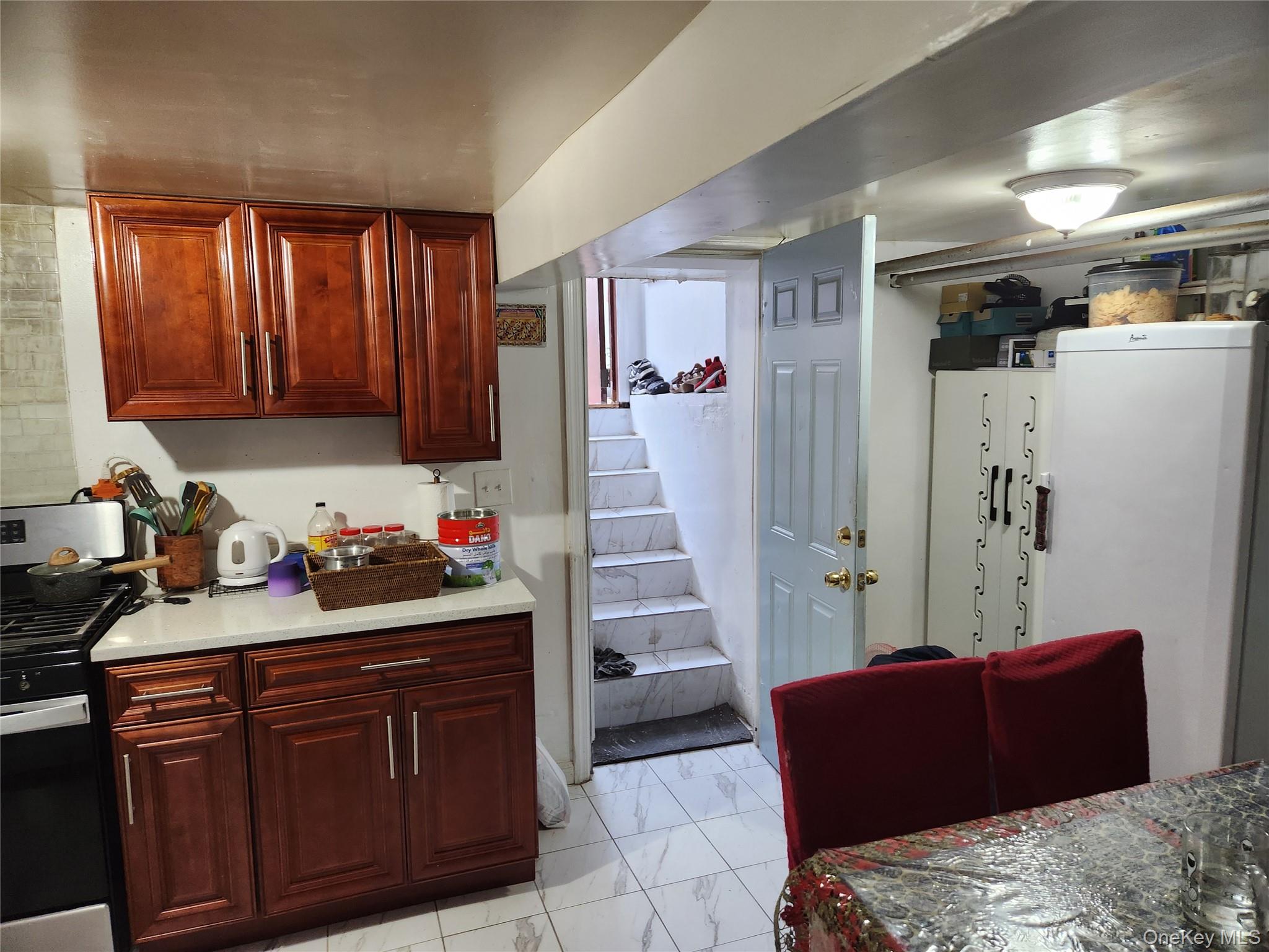 568 Drew Street Property Photo 4