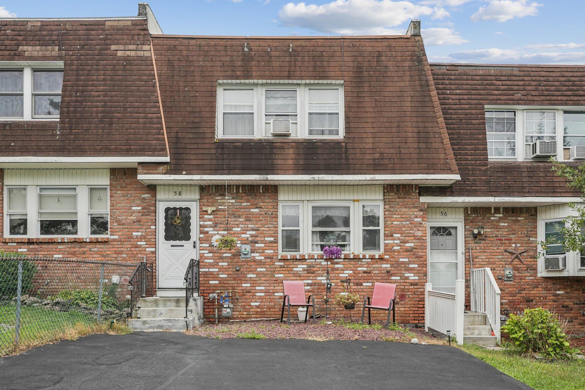 58 Chaucer Court Property Photo 1