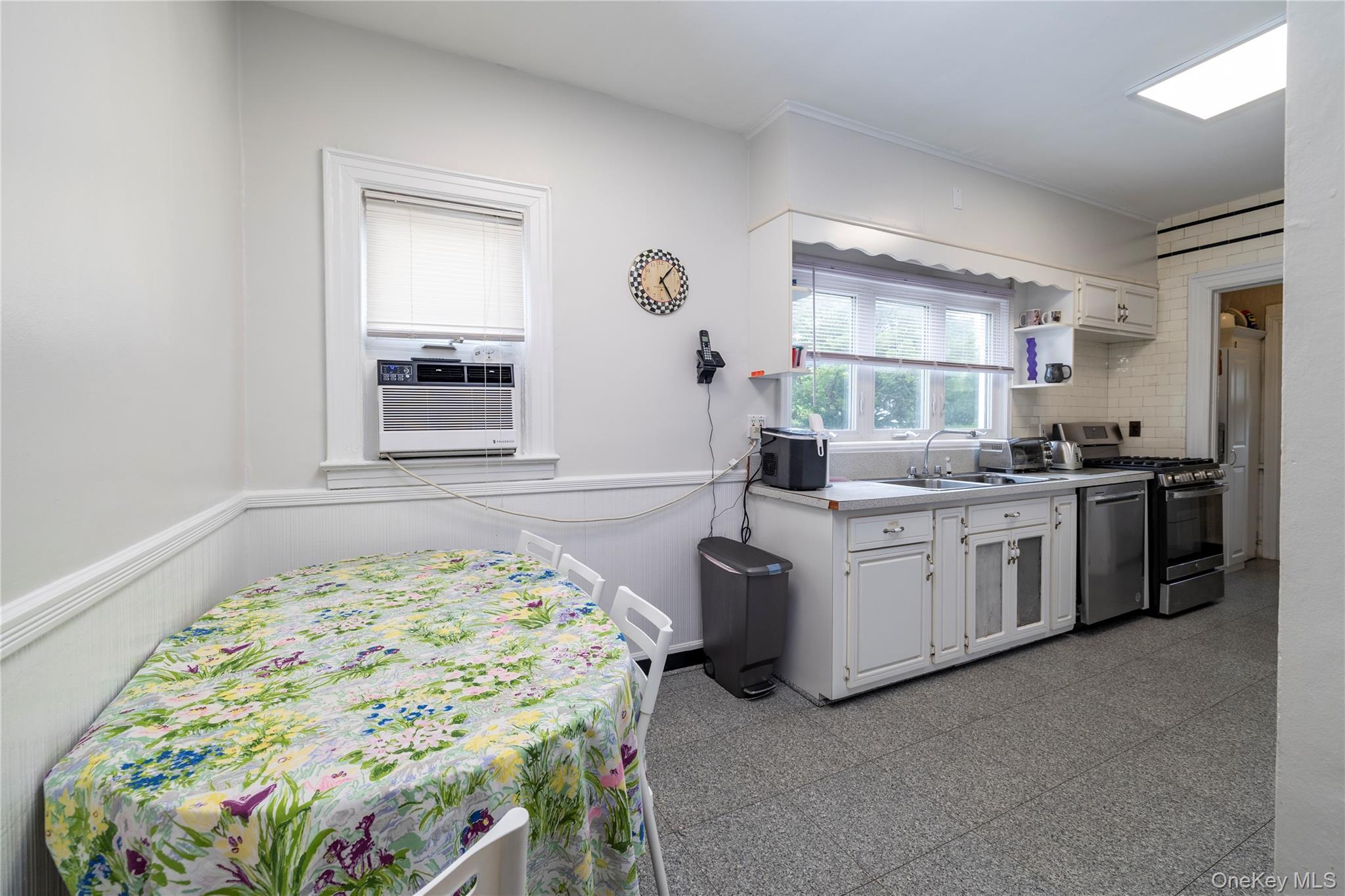 150 E Beech Street Property Photo 10