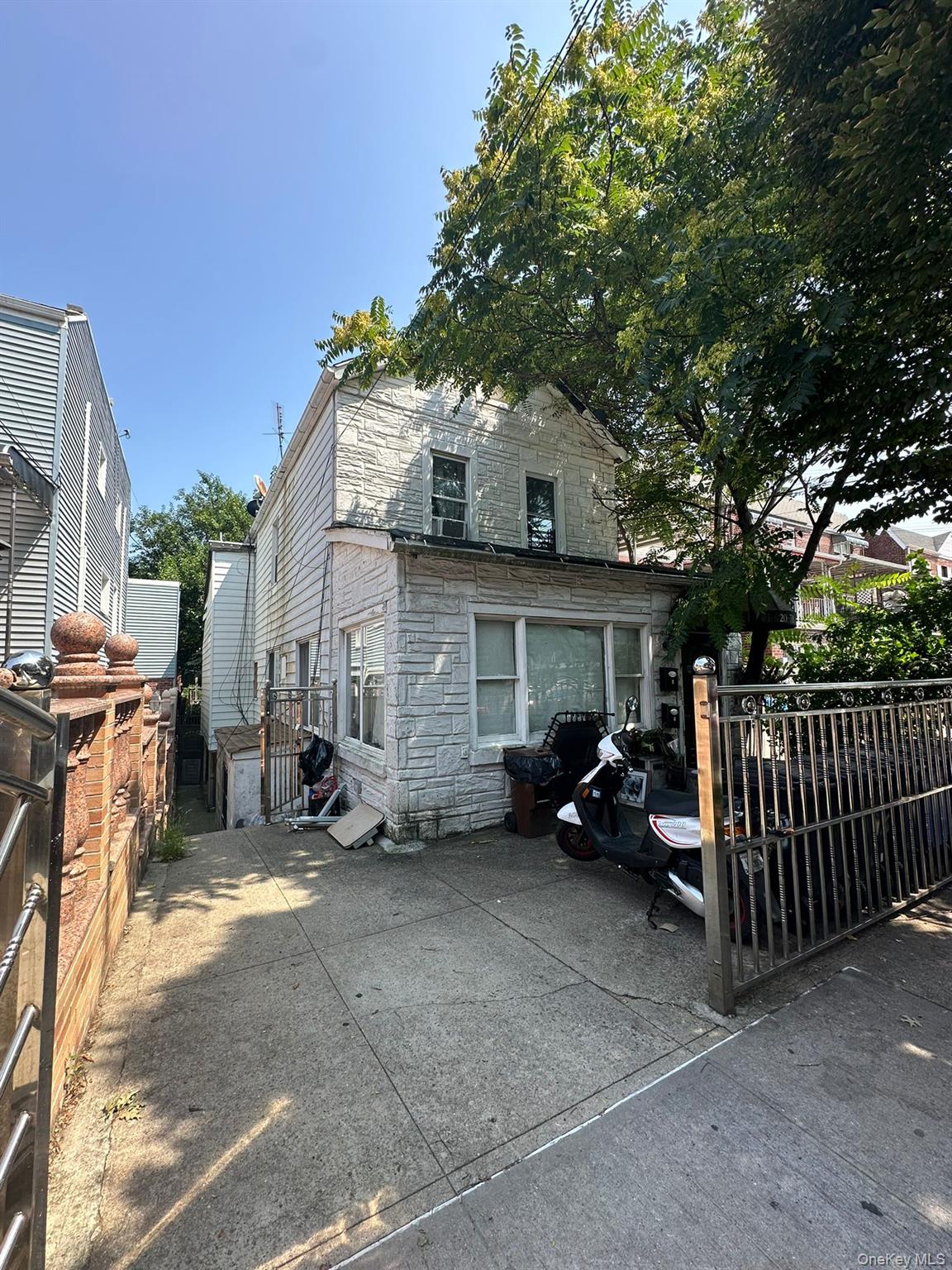 2080 Matthews Avenue Property Photo 2