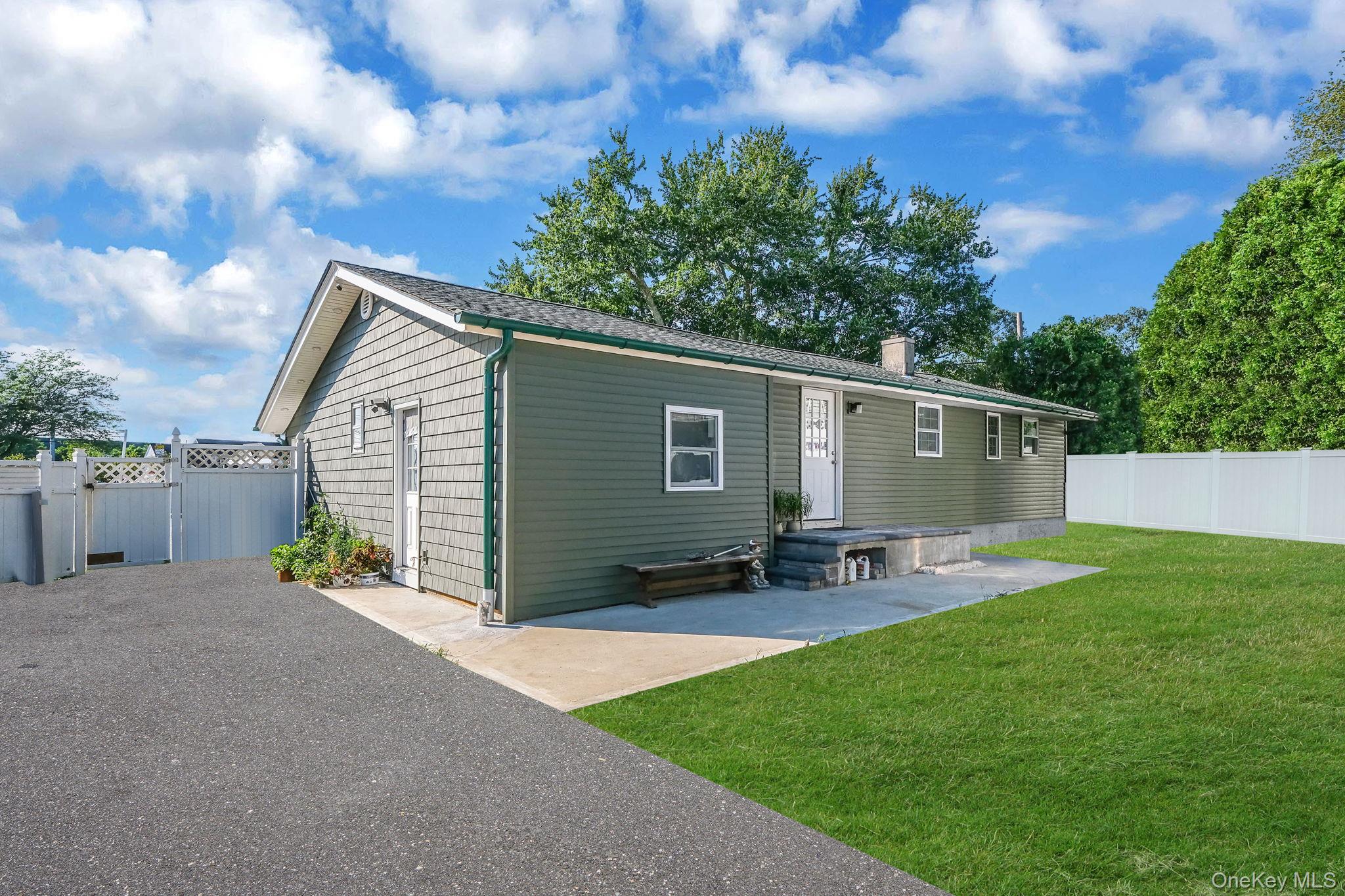 1010 Motor Parkway Property Photo 1