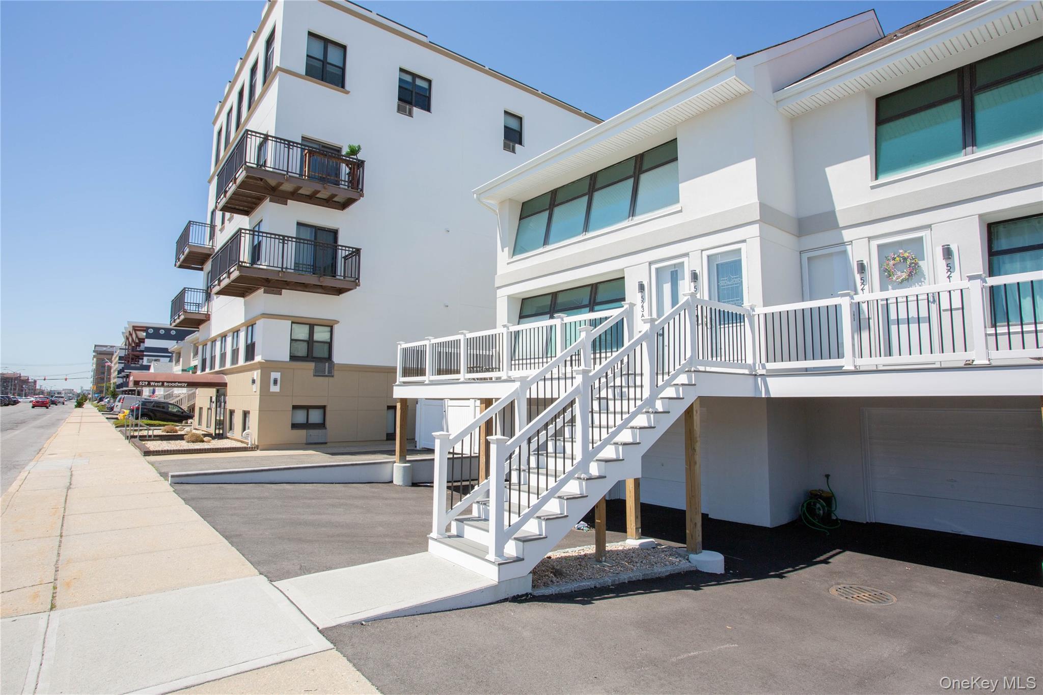 521 W Broadway B Property Photo 1