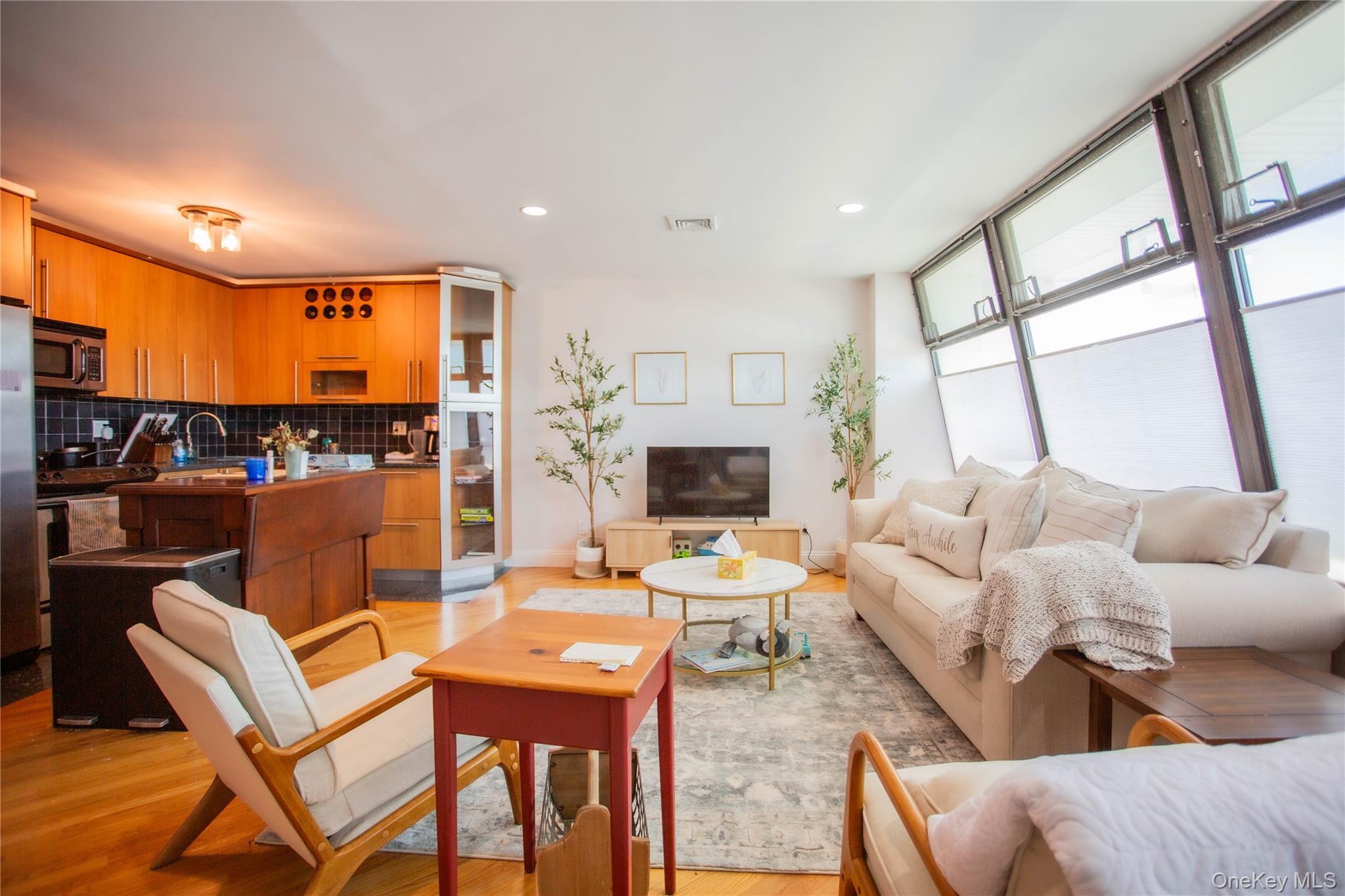 521 W Broadway B Property Photo 9