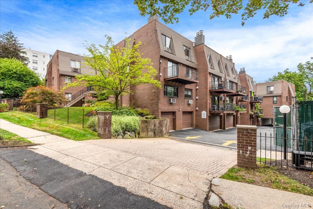 492 N Broadway Avenue 28 Property Photo 1