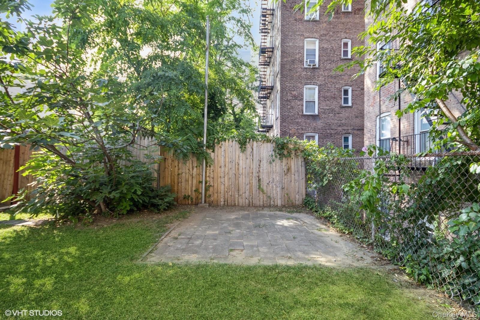 4261 Byron Avenue Property Photo 9