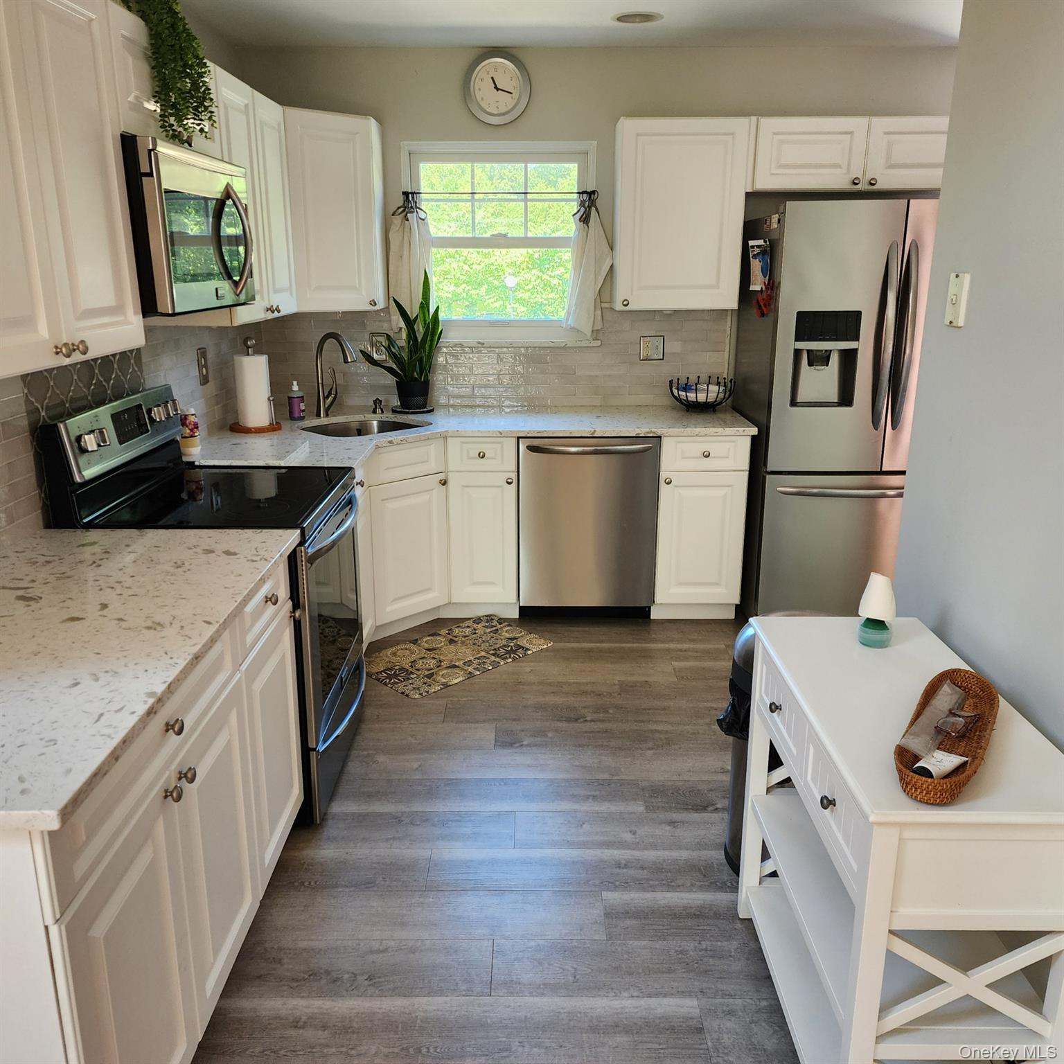 289 Carleton Drive Property Photo 3