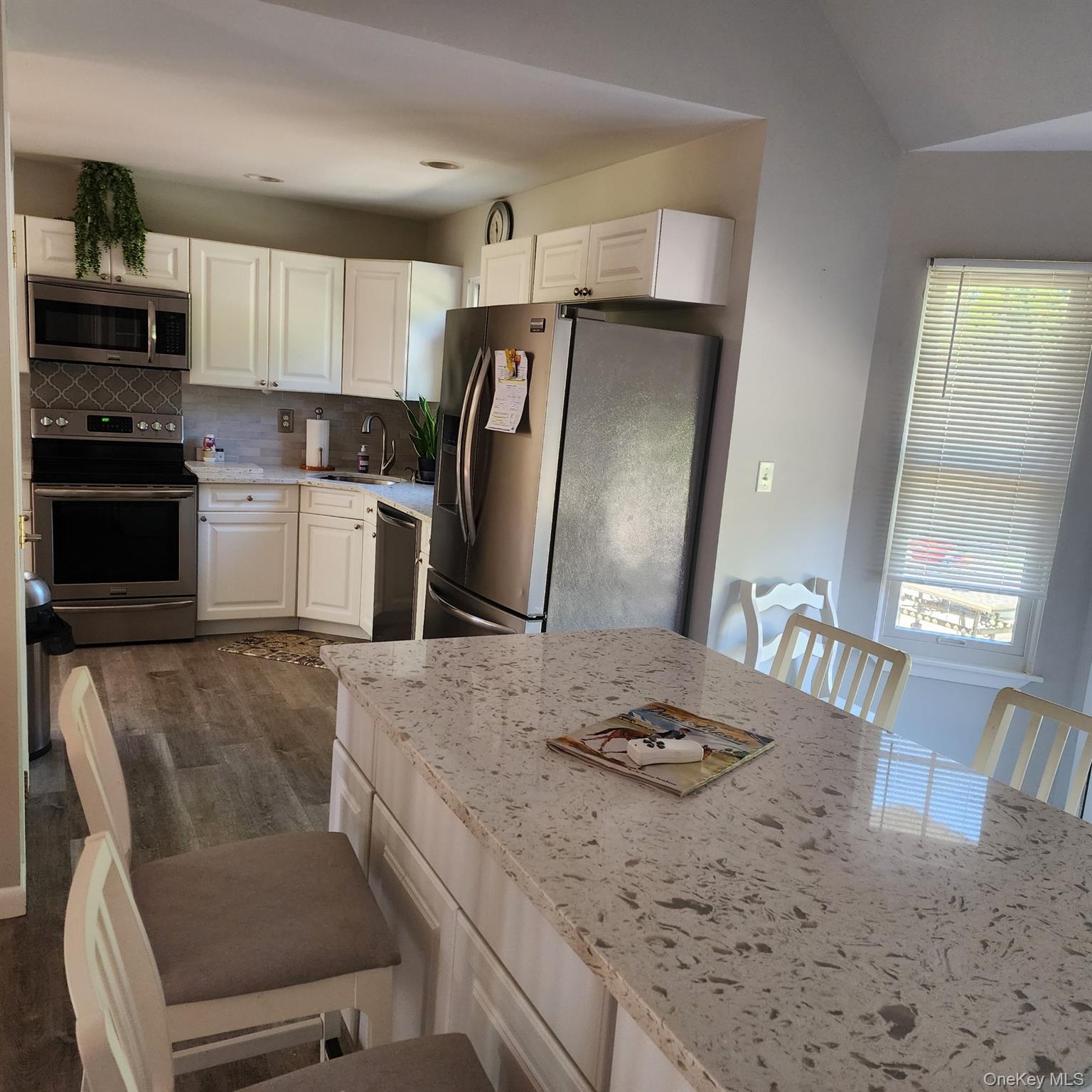 289 Carleton Drive Property Photo 4