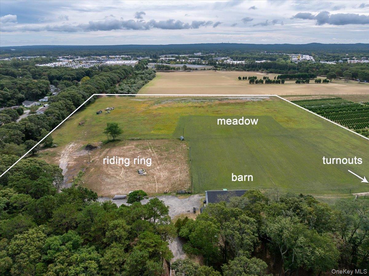 1535 Middle Road Property Photo 3