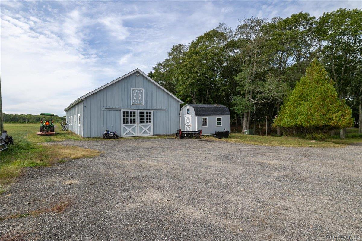 1535 Middle Road Property Photo 8