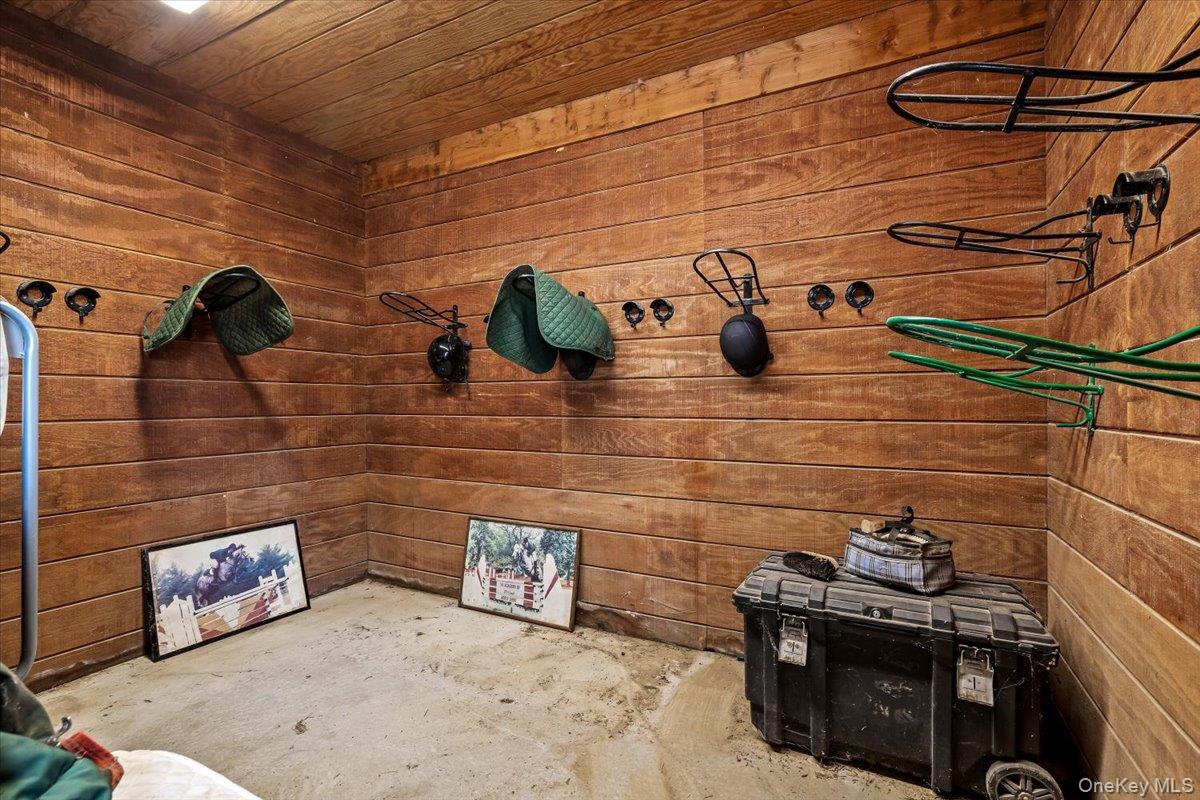 1535 Middle Road Property Photo 13
